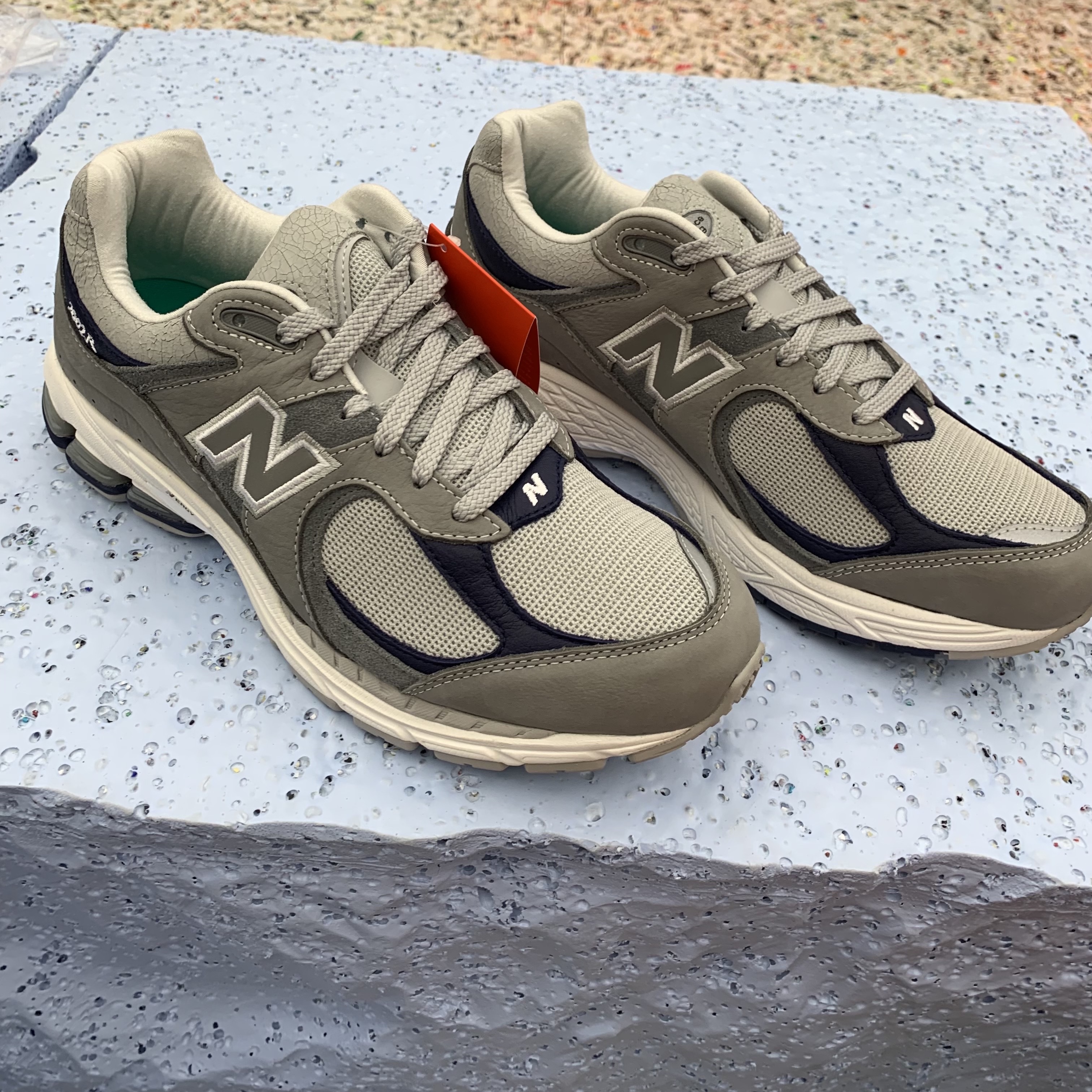 New Balance x Thisisneverthat 2002R 2022 Downtown Run 착용 스타일 - 1