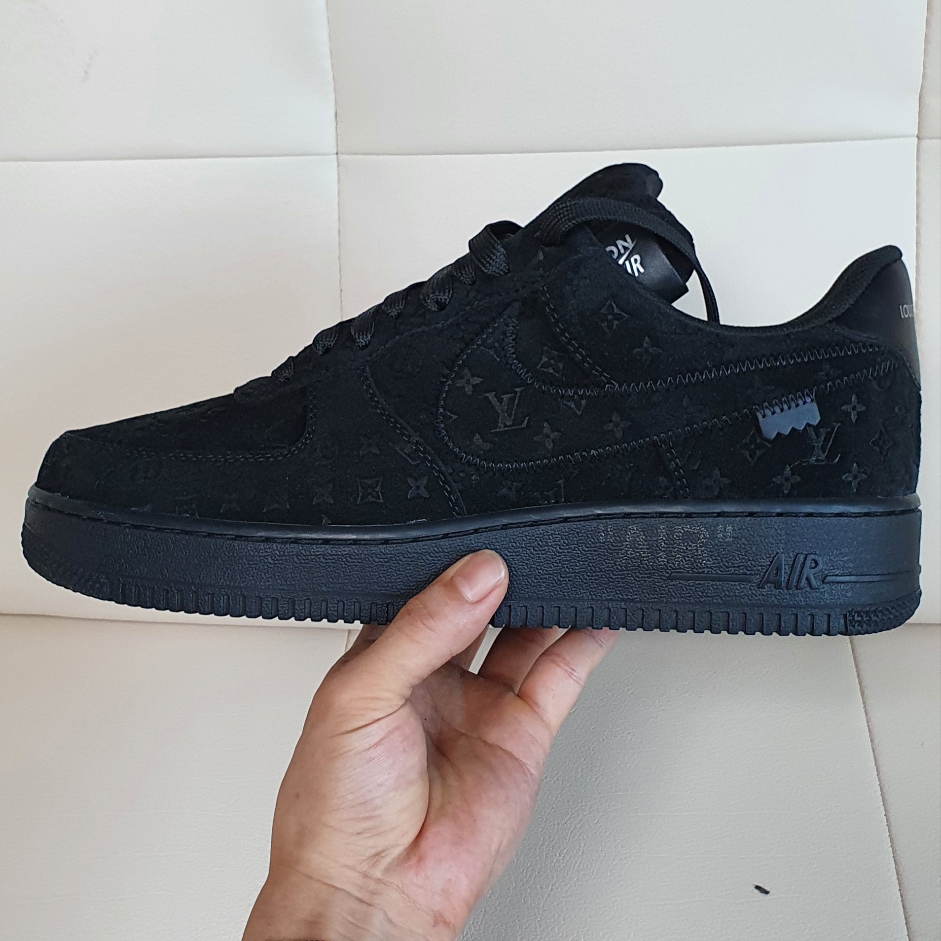 Louis Vuitton x Nike Air Force 1 Low by Virgil Abloh Black 착용 스타일