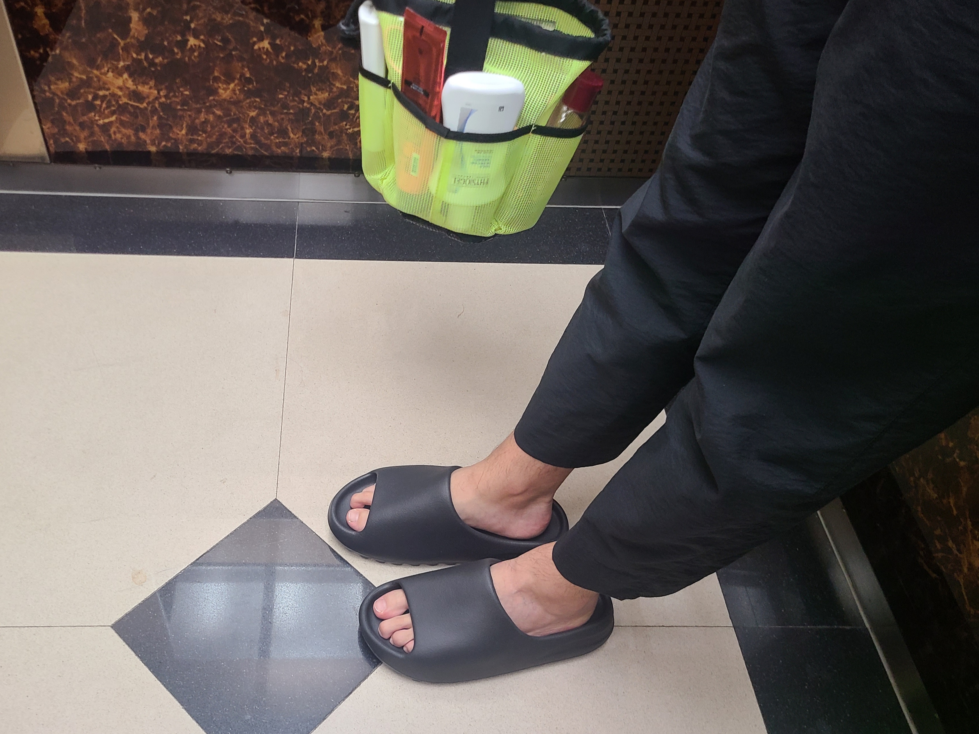 Adidas Yeezy Slide Onyx 착용 스타일 - 1