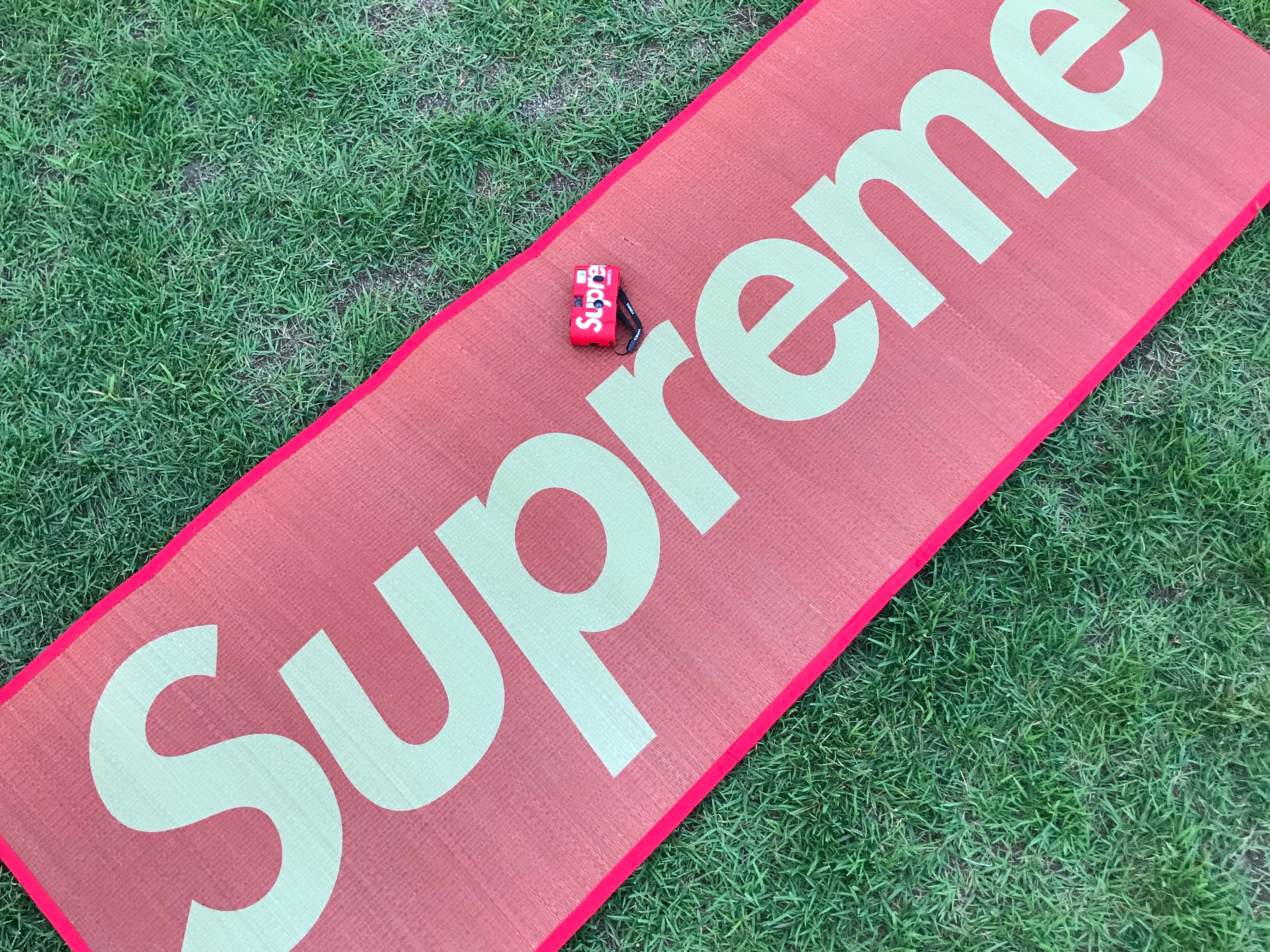 Supreme Yashica MF-1 Camera Red - 21SS, Supreme Woven Straw Mat Red - 20SS 착용 스타일 - 2