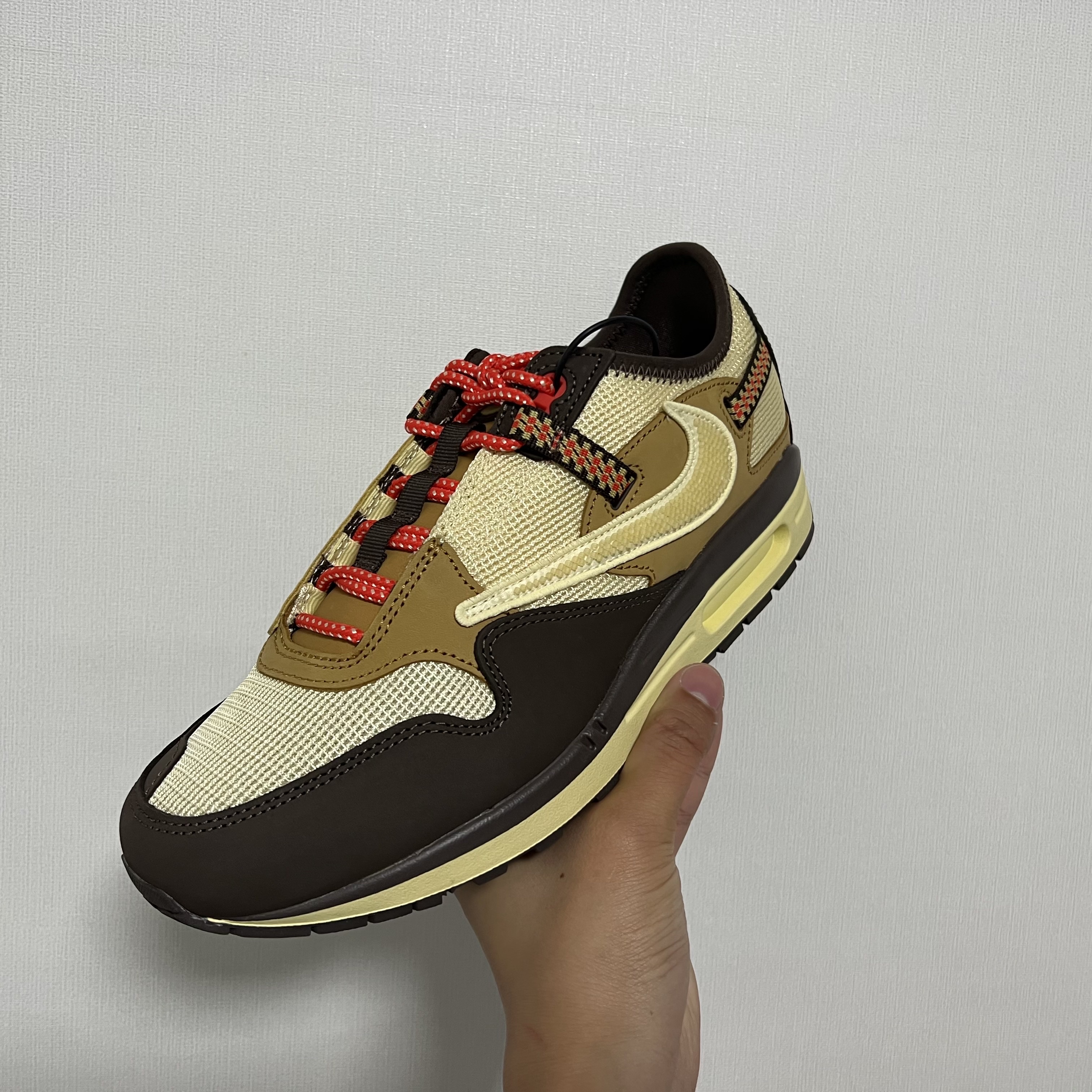 Nike x Travis Scott Air Max 1 Cact.us Brown 착용 스타일 - 2