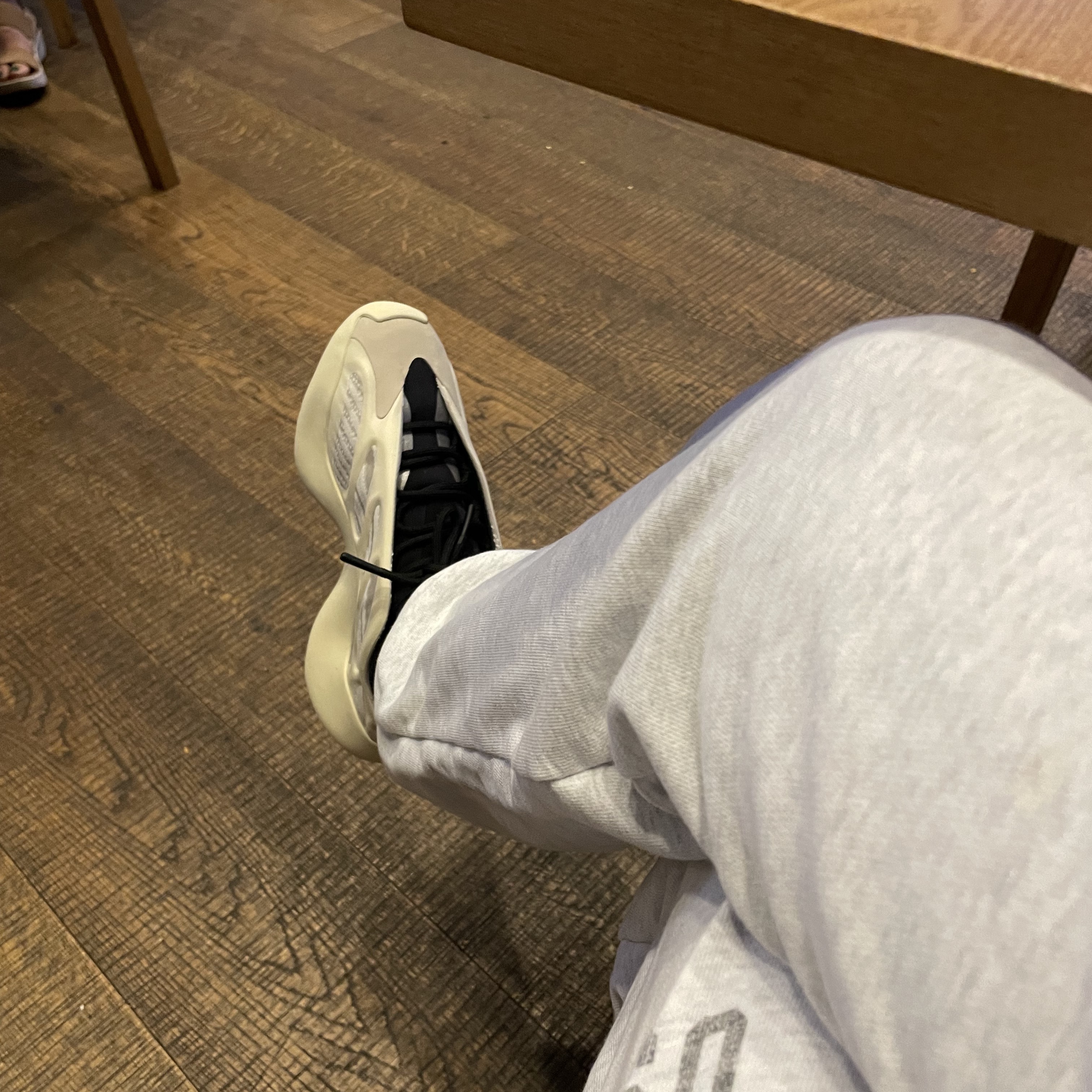 Adidas Yeezy 700 V3 Azael 2022/2023 착용 스타일 - 3