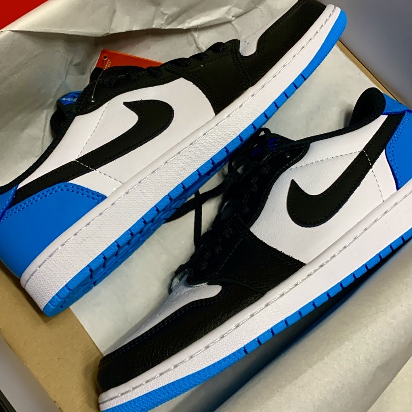 Jordan 1 Retro Low OG Black and Dark Powder Blue 착용 스타일