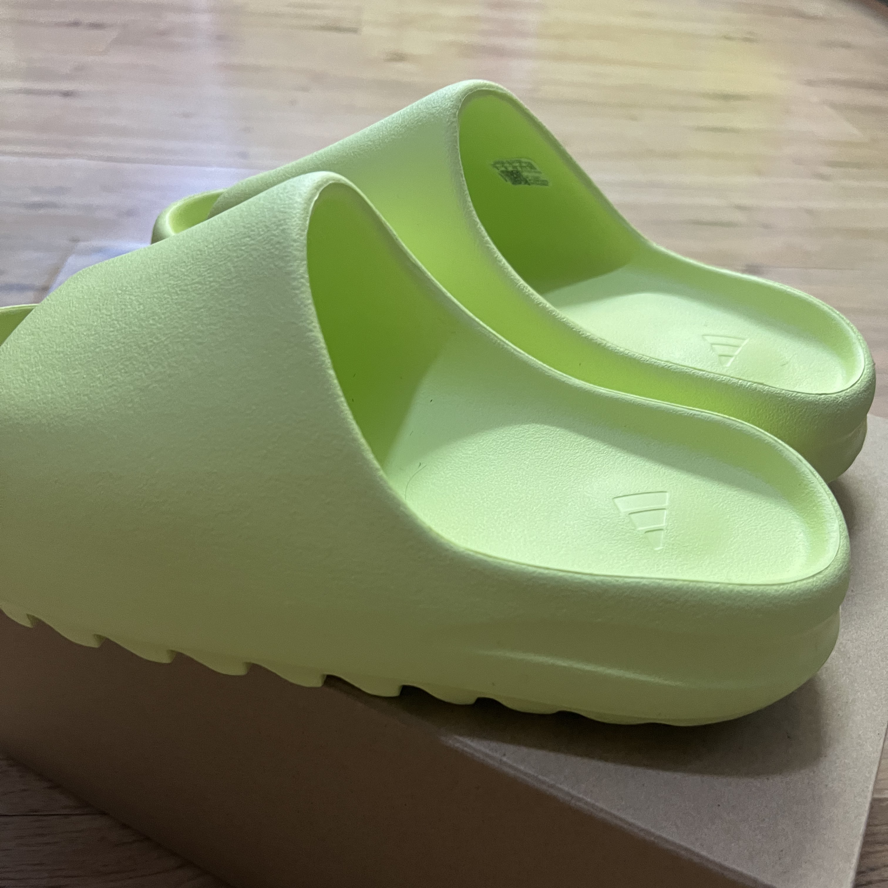 Adidas Yeezy Slide Glow Green 2022/2023 착용 스타일 - 2
