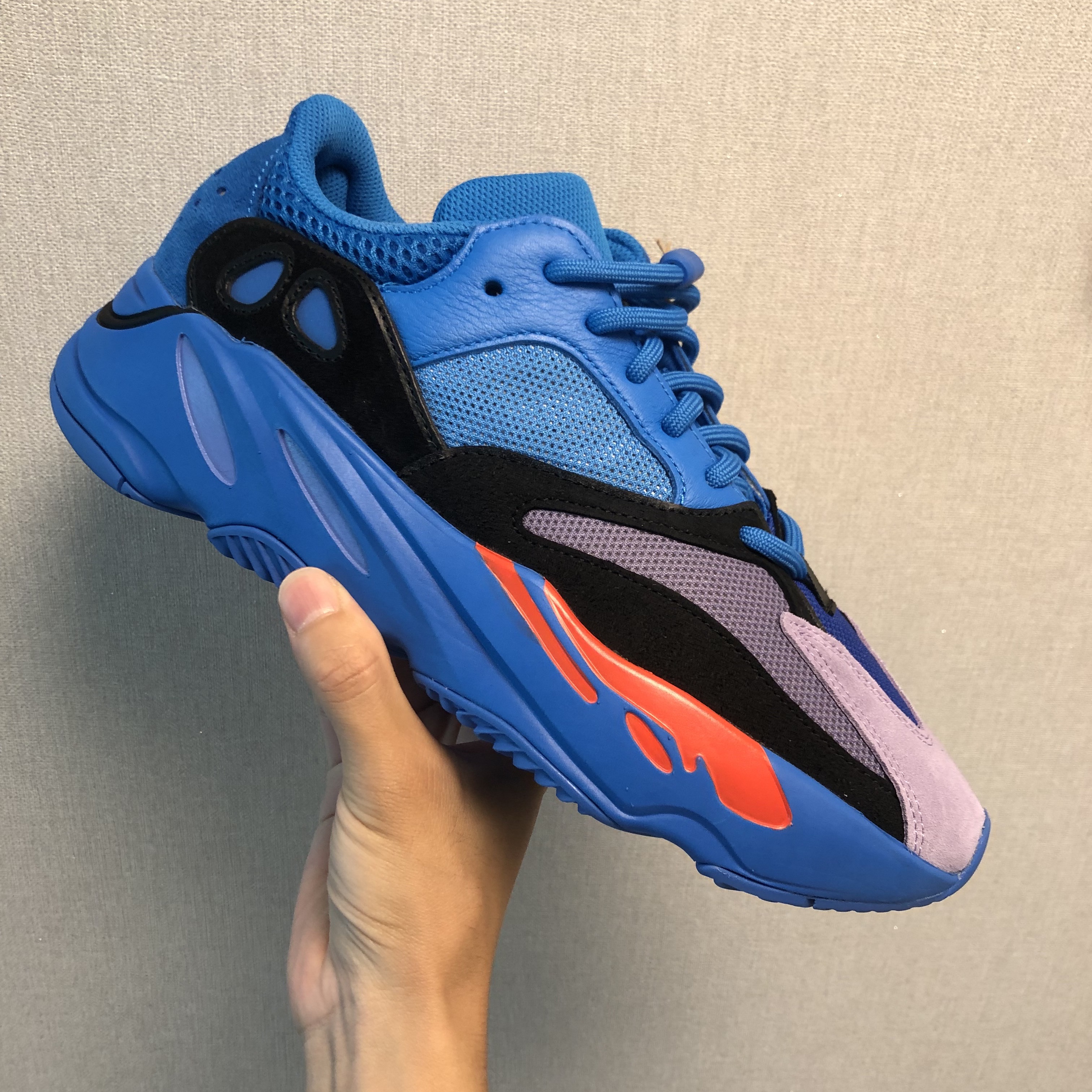 Adidas Yeezy Boost 700 Hi-Res Blue 착용 스타일 - 4