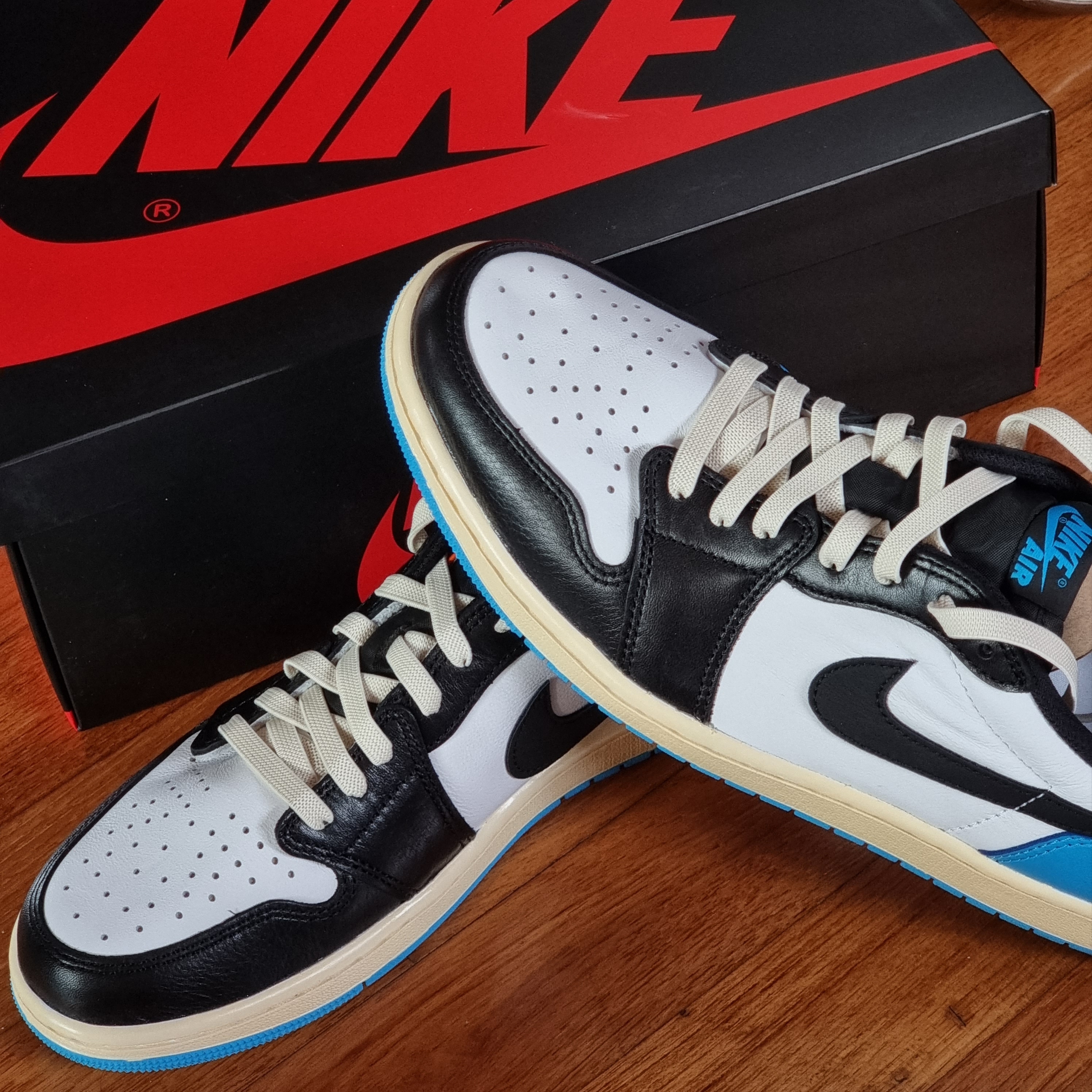 Jordan 1 Retro Low OG Black and Dark Powder Blue 착용 스타일