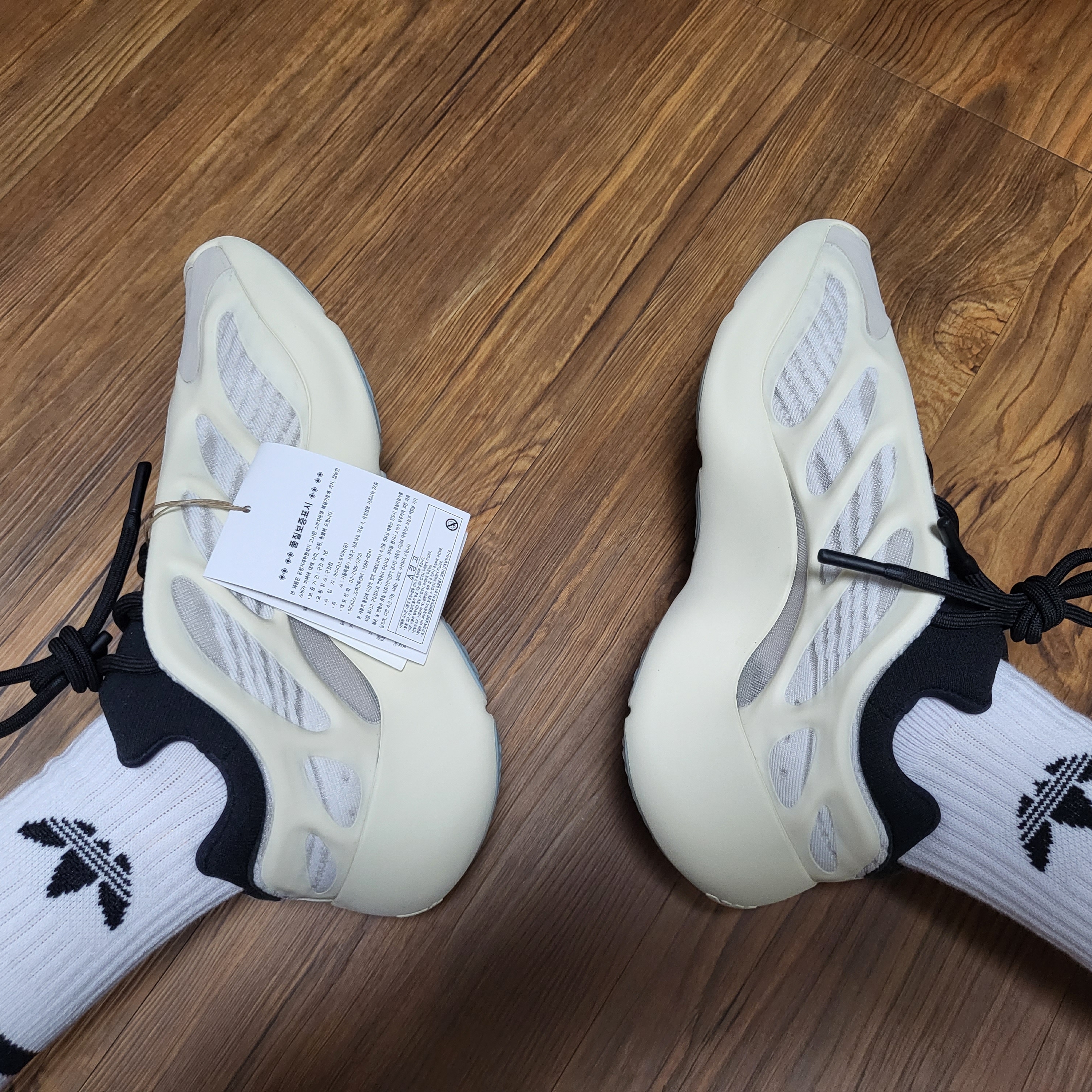 Adidas Yeezy 700 V3 Azael 2022/2023 착용 스타일 - 1