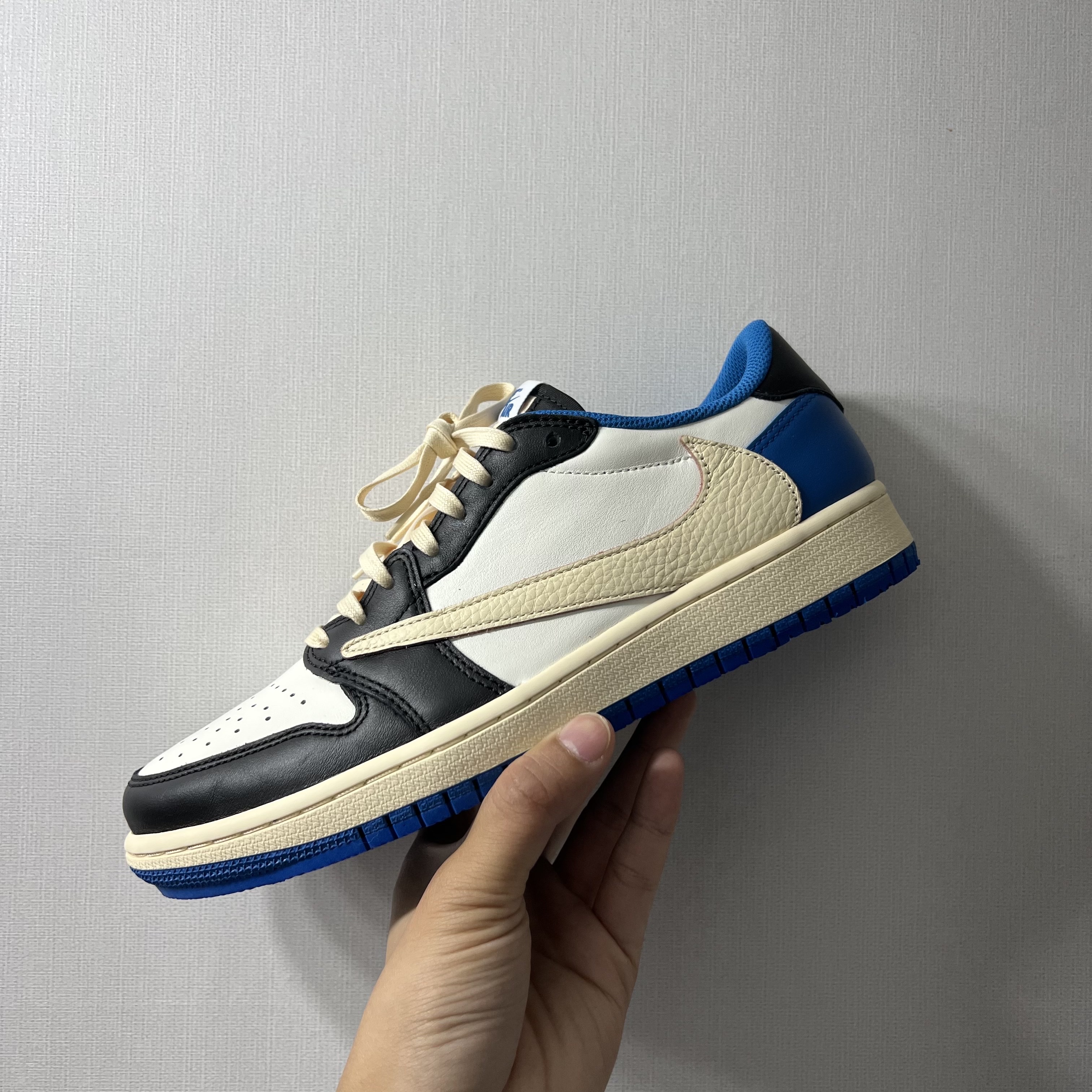 Jordan 1 x Travis Scott x Fragment Retro Low OG SP Military Blue 착용 스타일 - 1