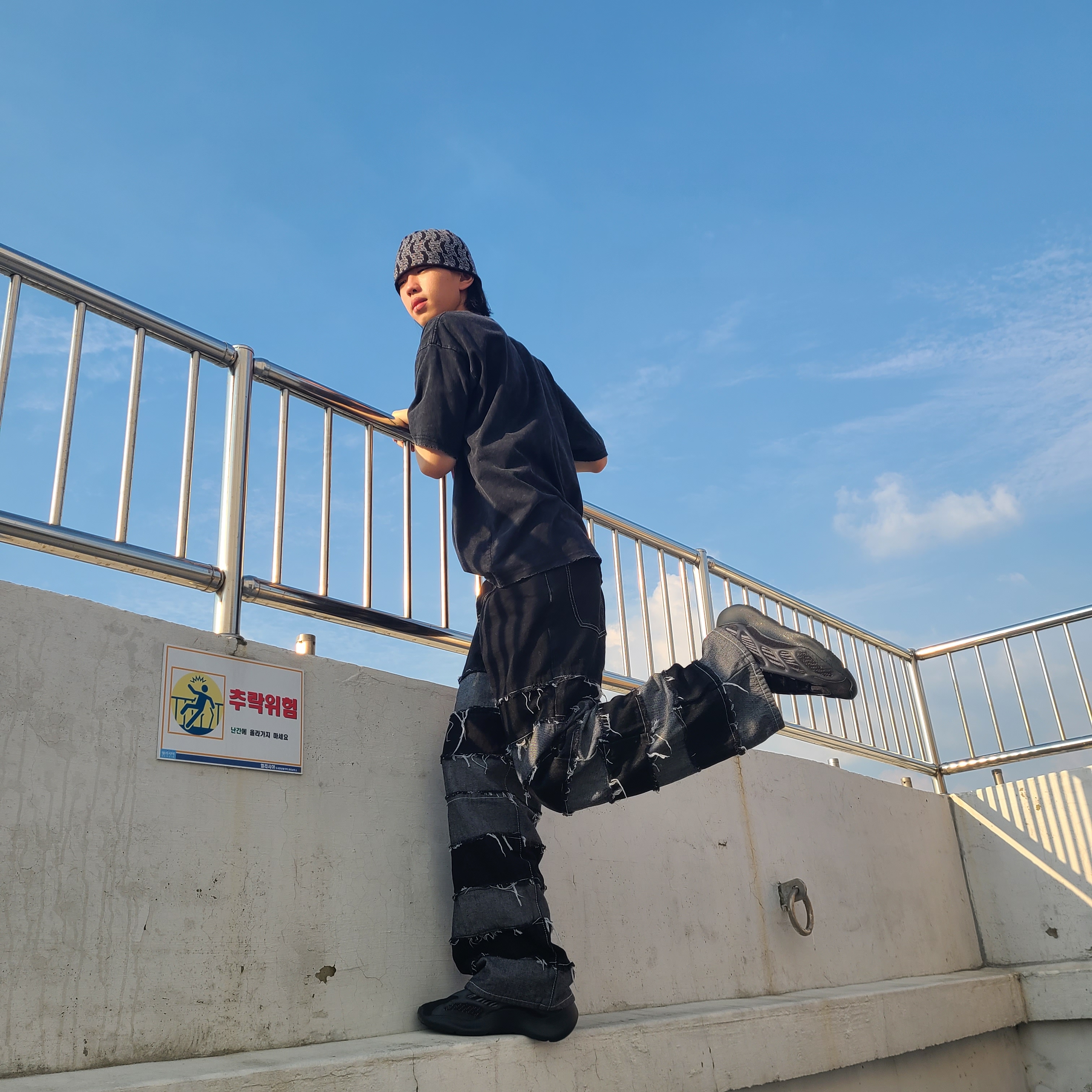 Adidas Yeezy 700 V3 Alvah 착용 스타일