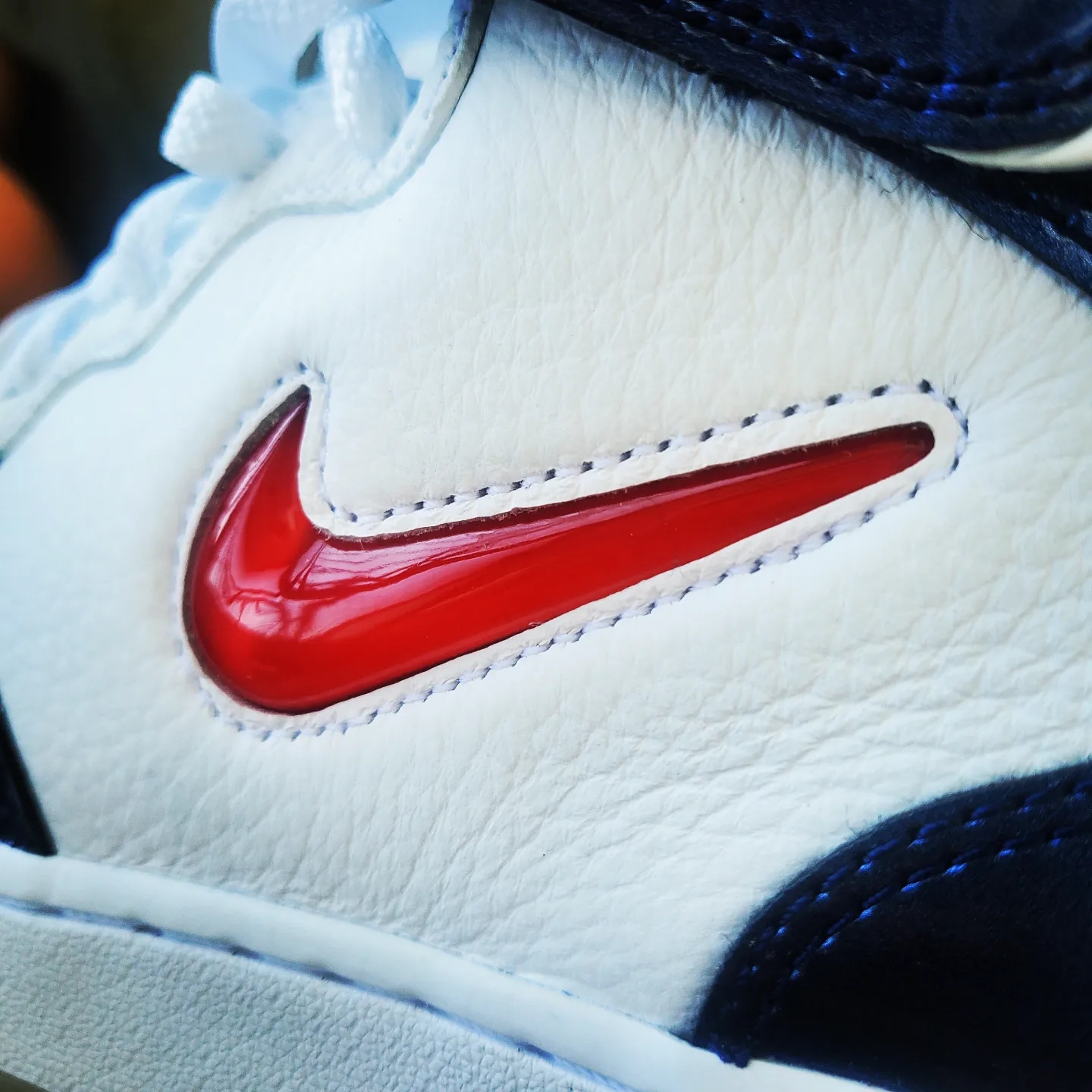 Nike Air Force 1 Mid QS University Red and Midnight Navy 착용 스타일 - 2