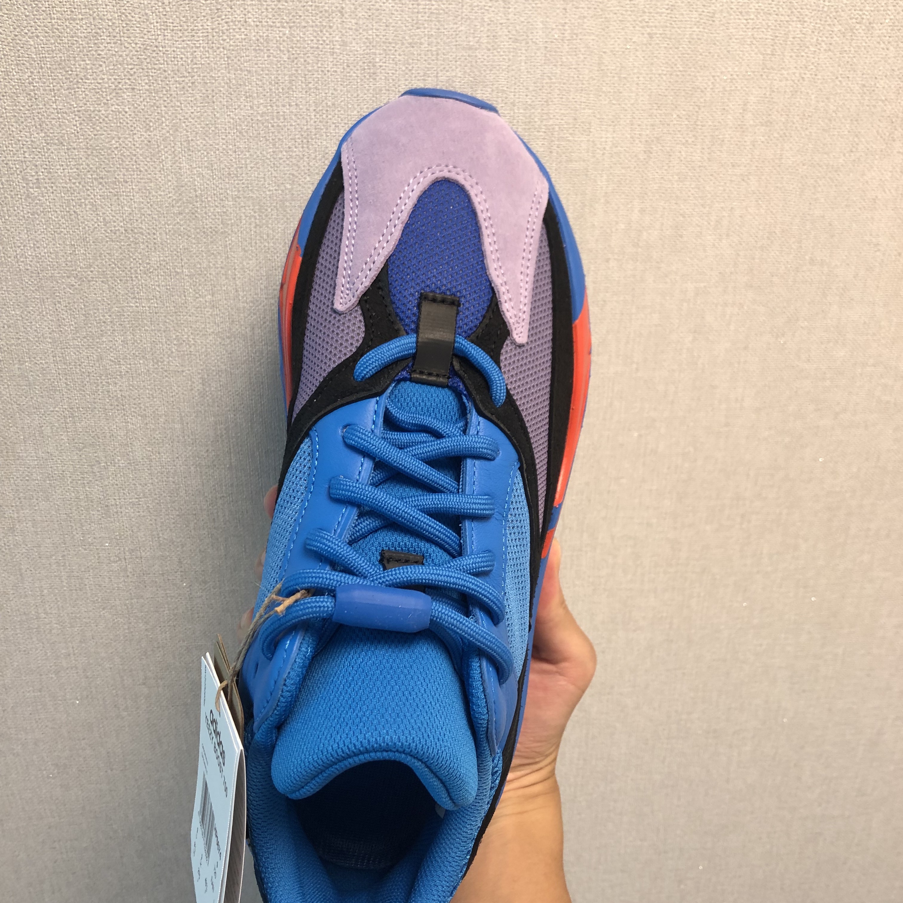 Adidas Yeezy Boost 700 Hi-Res Blue 착용 스타일 - 3