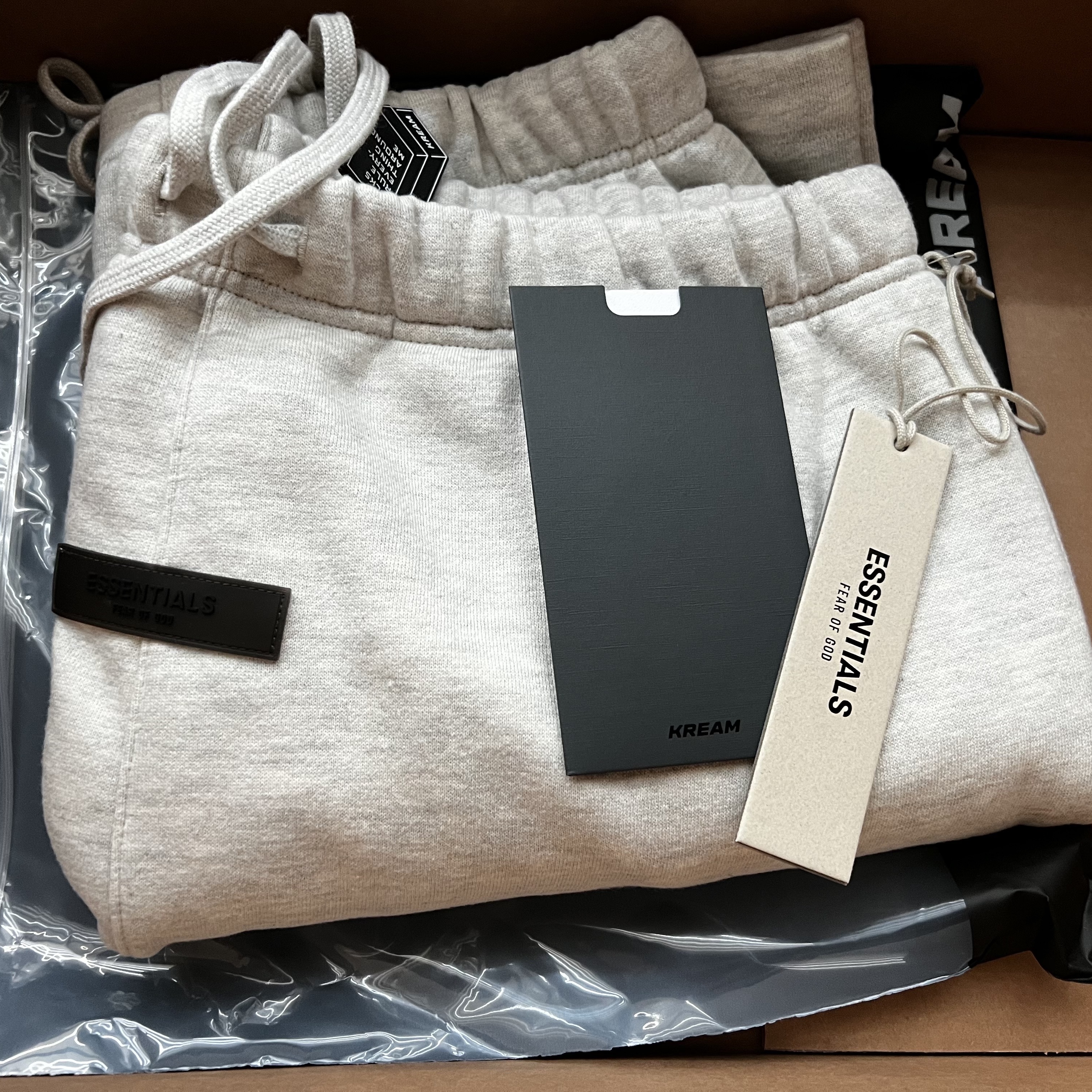 Essentials The Core Collection Sweatshorts Light Oatmeal 착용 스타일 - 2