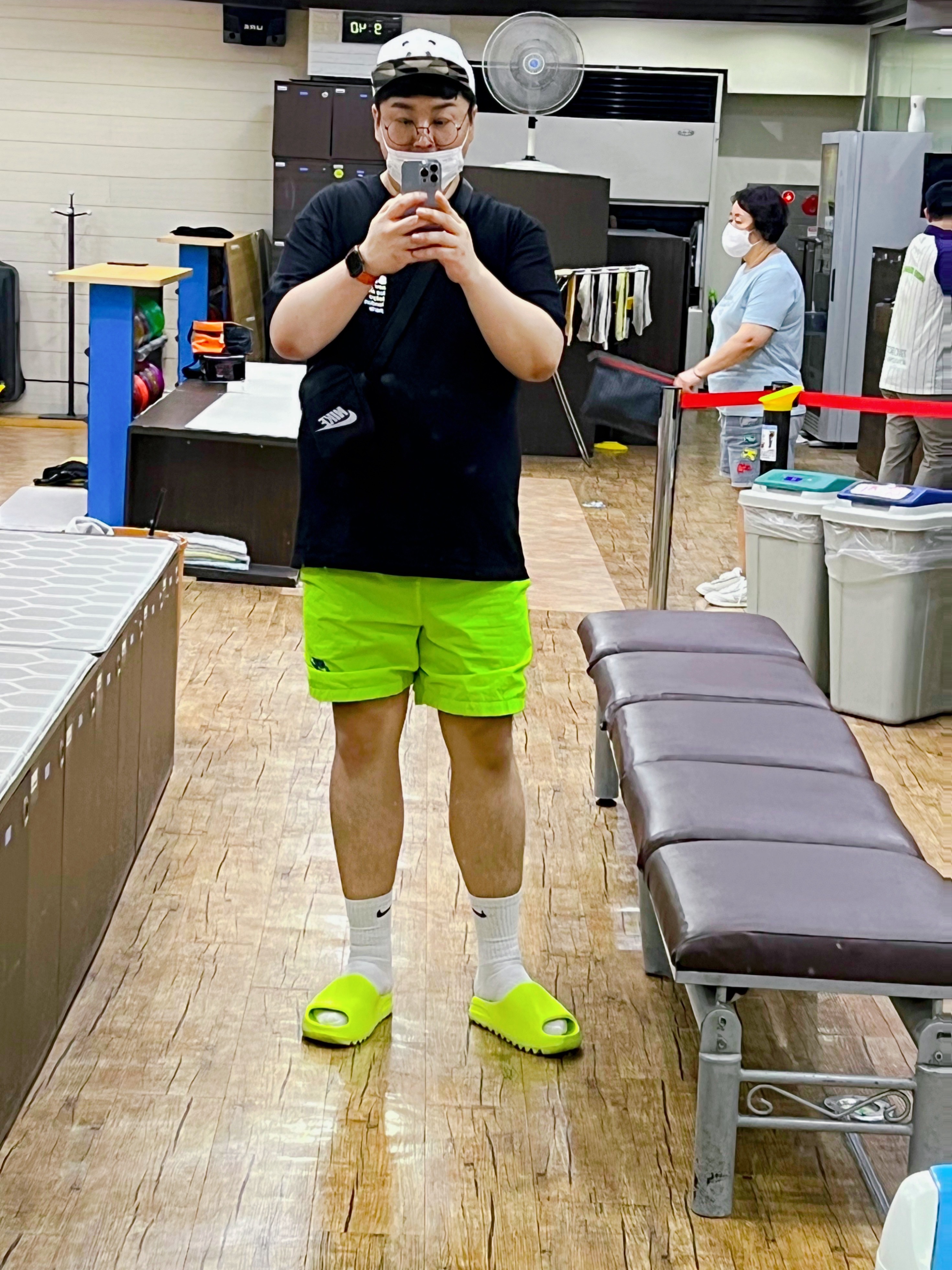 Adidas Yeezy Slide Glow Green 2022/2023 착용 스타일