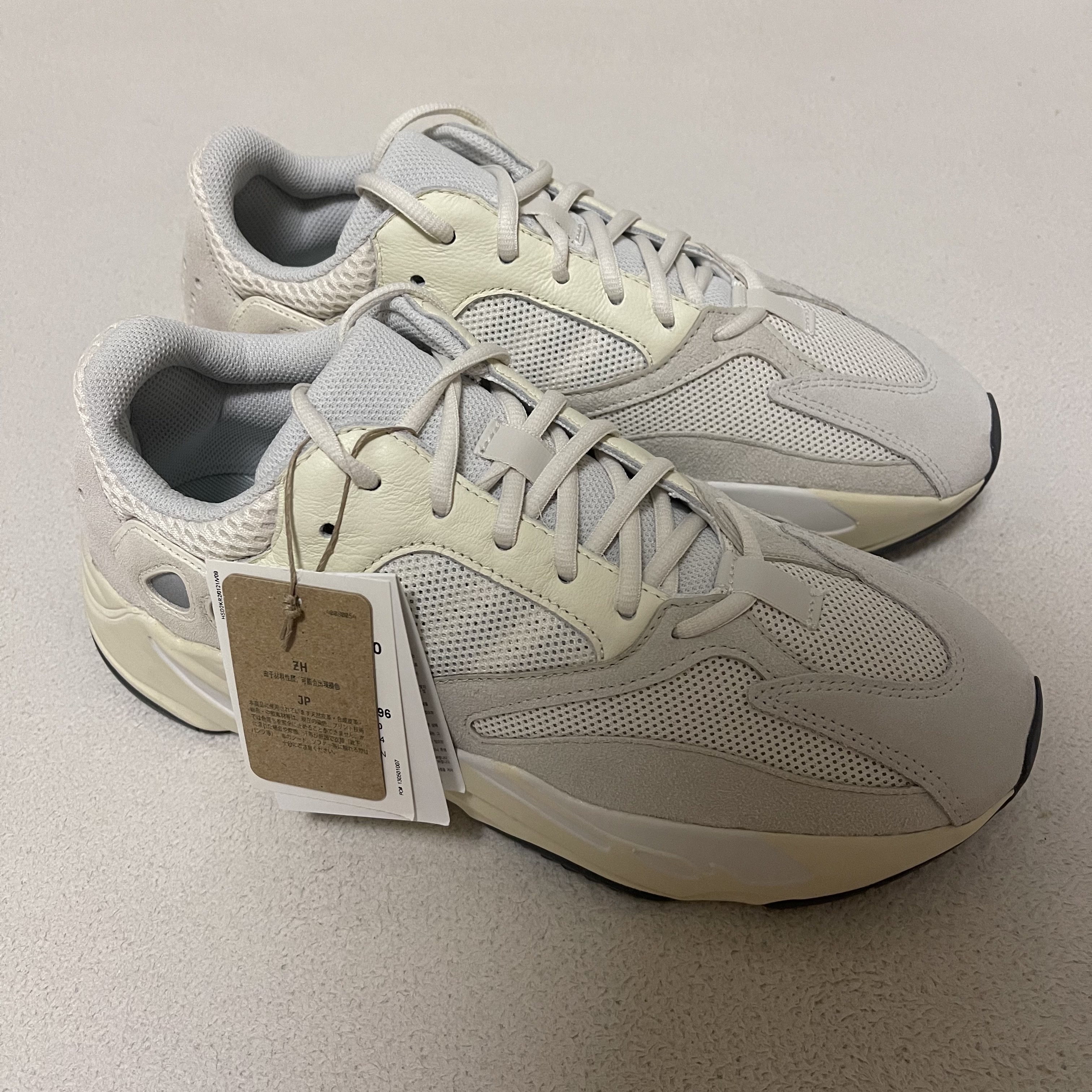 Adidas Yeezy Boost 700 Analog 2022/2023 착용 스타일 - 2