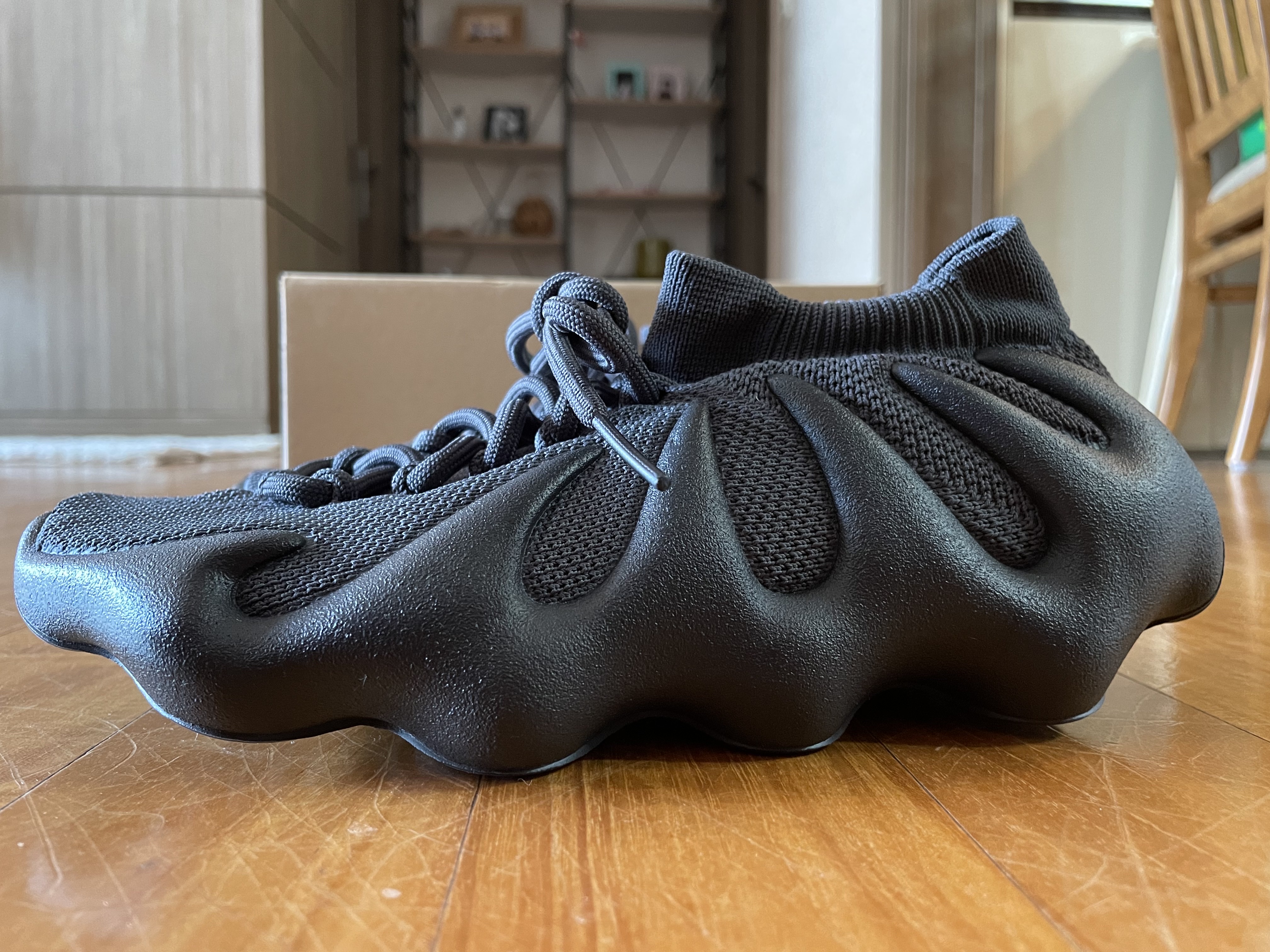 Adidas Yeezy 450 Utility Black 착용 스타일 - 3