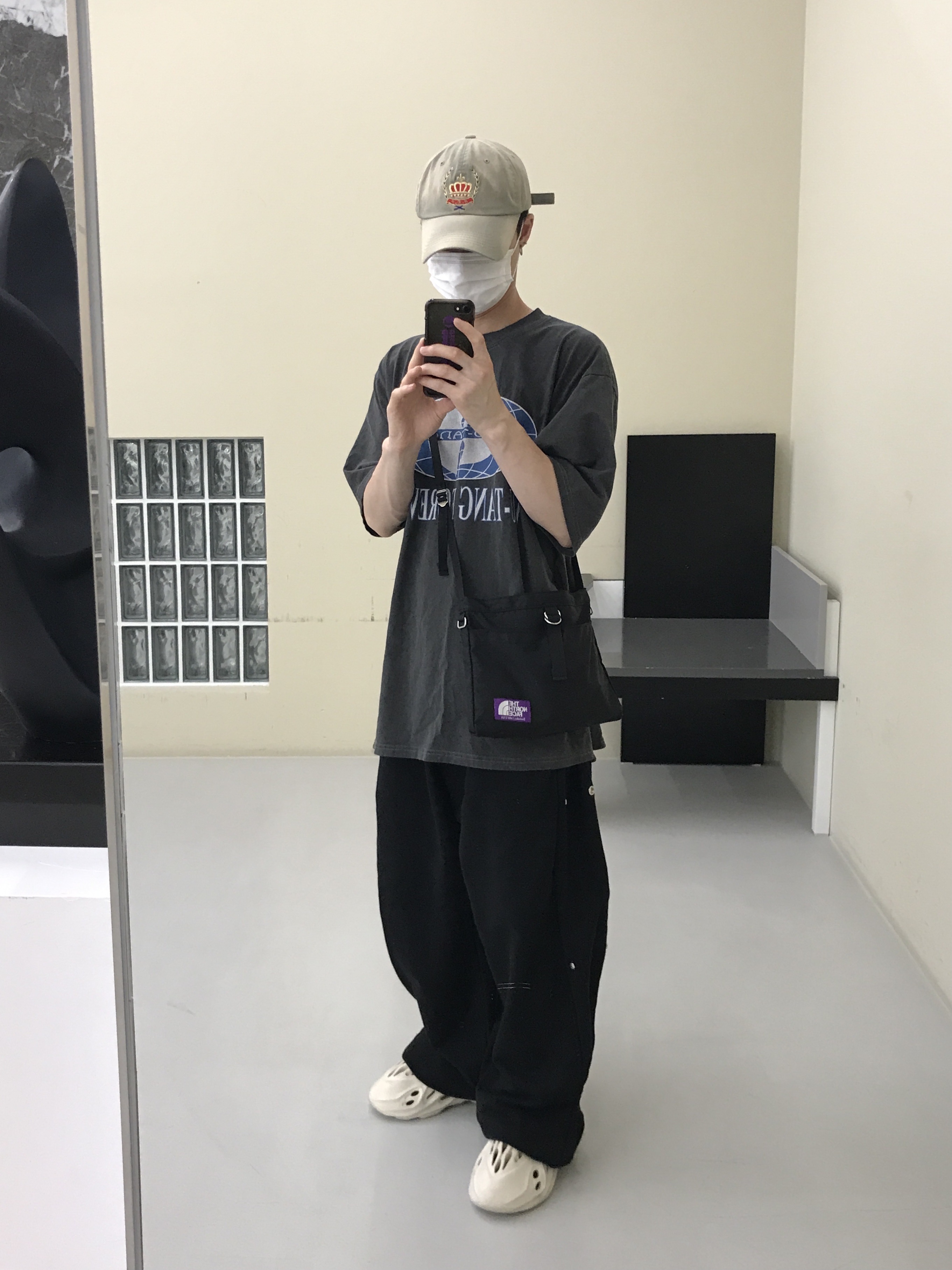 Adidas Yeezy Foam RNNR Sand 착용 스타일
