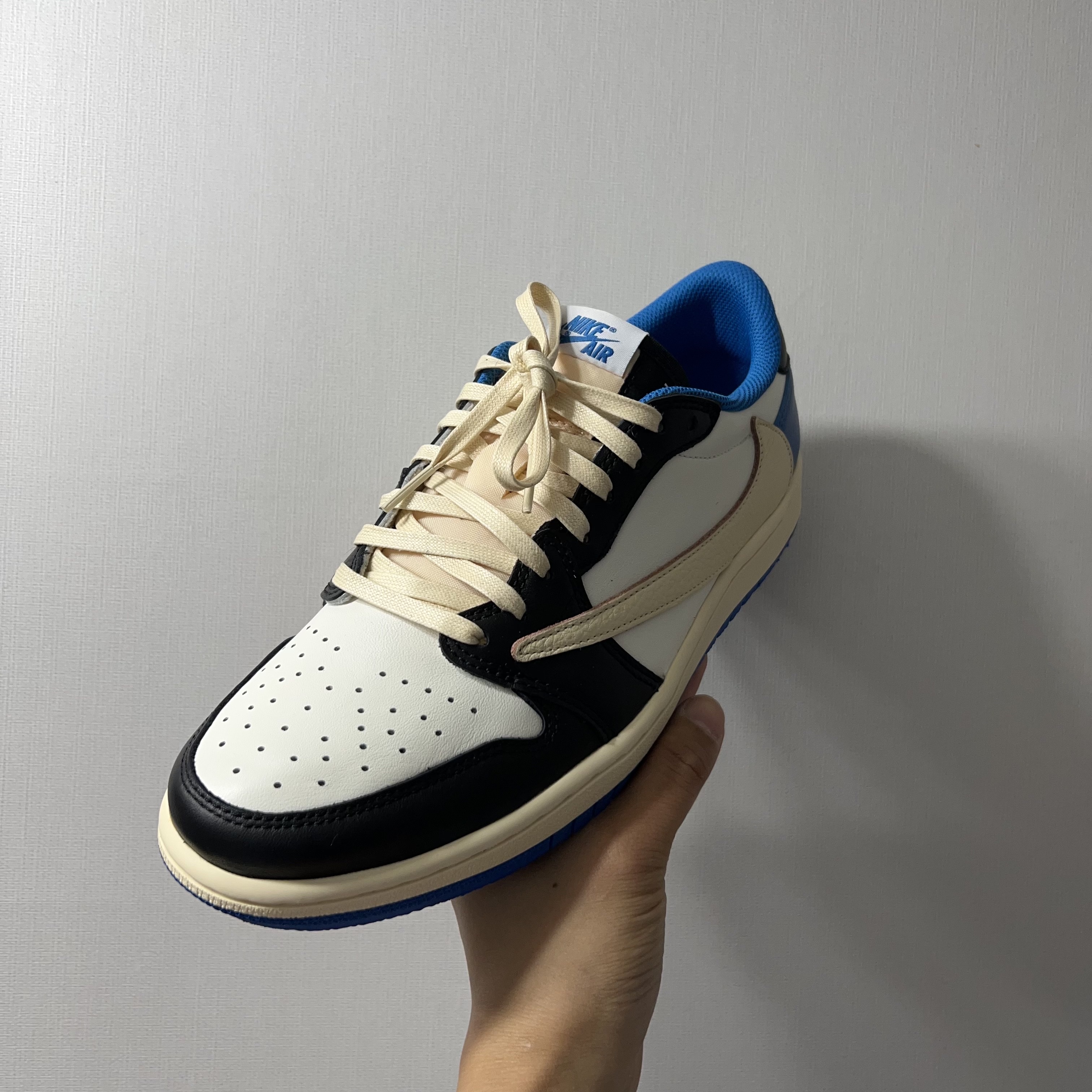 Jordan 1 x Travis Scott x Fragment Retro Low OG SP Military Blue 착용 스타일 - 2