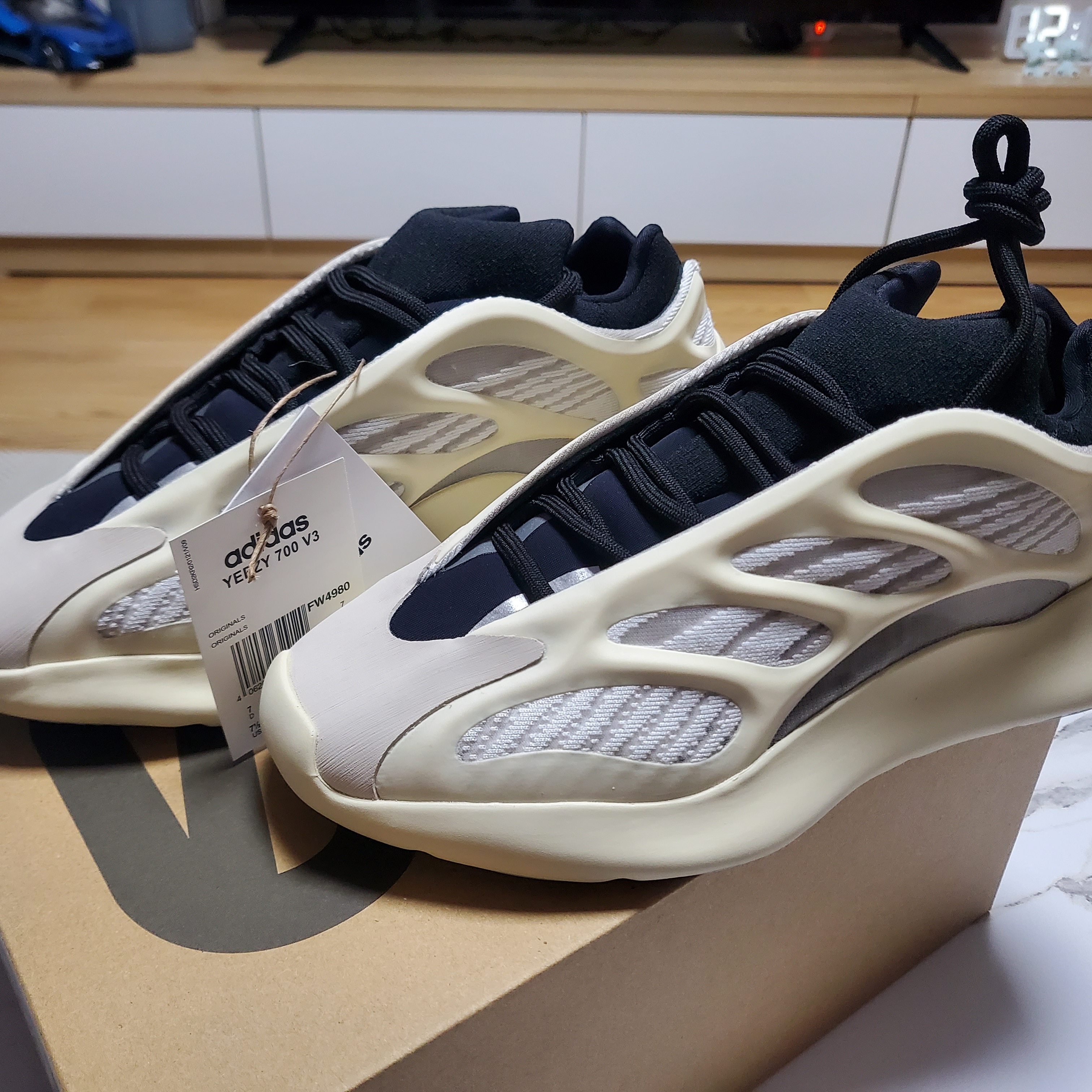 Adidas Yeezy 700 V3 Azael 2022/2023 착용 스타일