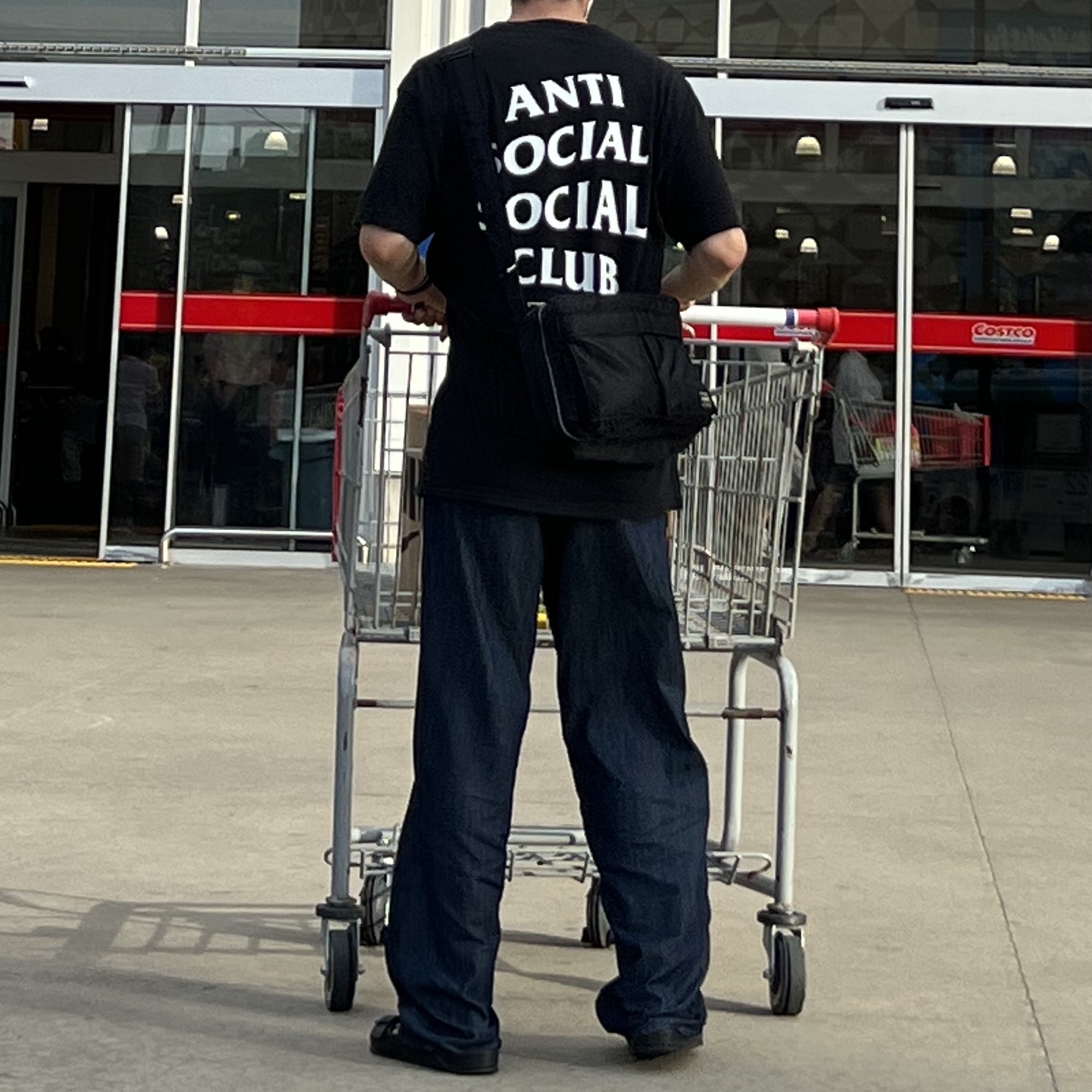 Porter Tanker Shoulder Bag L Black 착용 스타일