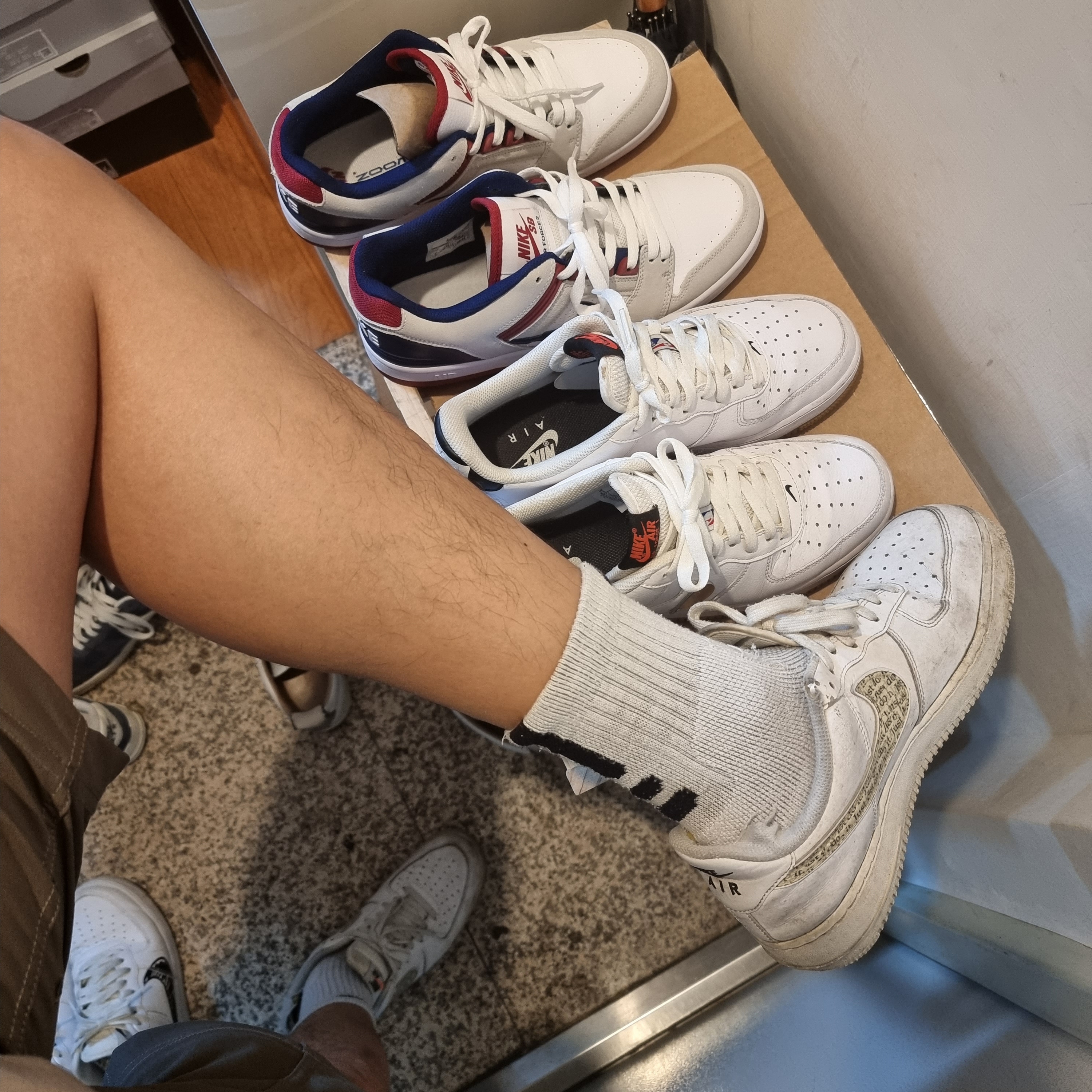 Nike Air Force 1 '07 LV8 Just Do It Pack White, Nike SB Air Force 2 Low Team Red Obsidian 착용 스타일