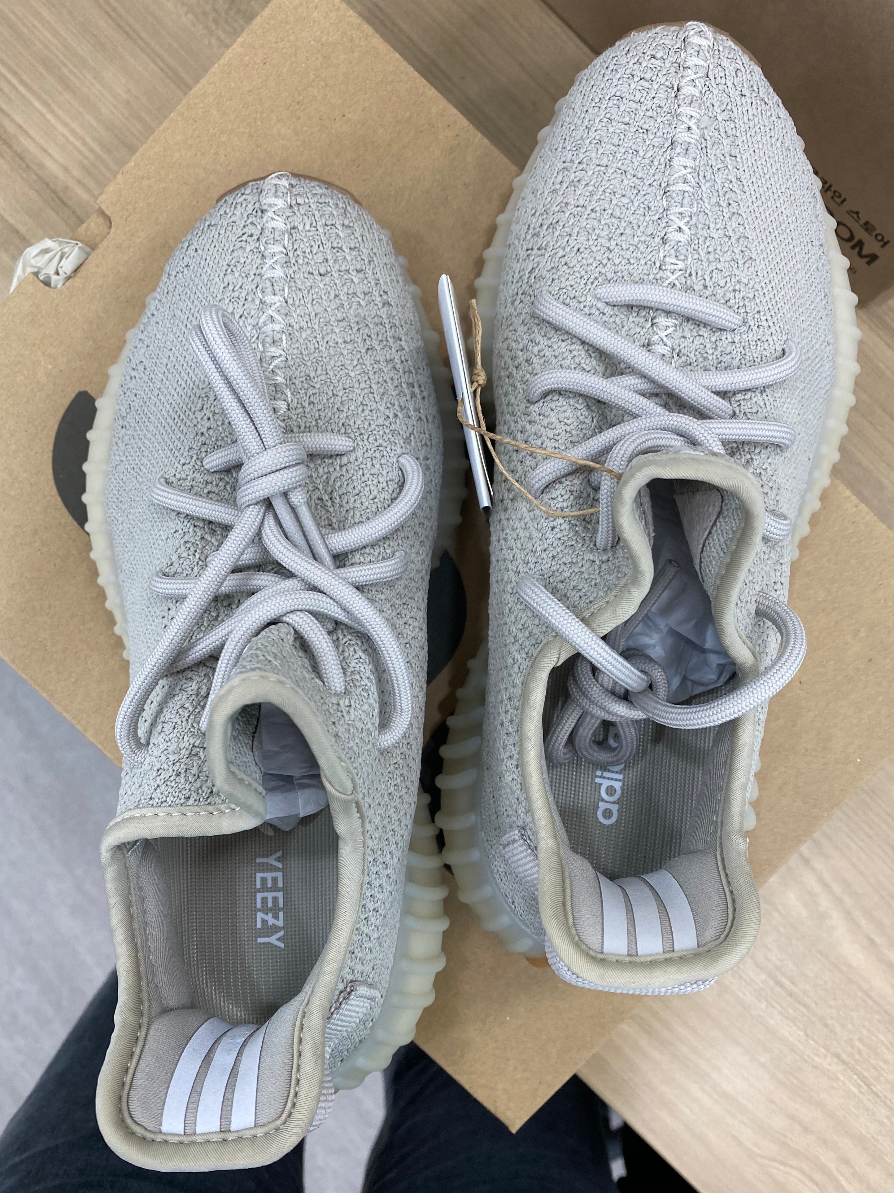 Adidas Yeezy Boost 350 V2 Sesame 2022 착용 스타일 - 2