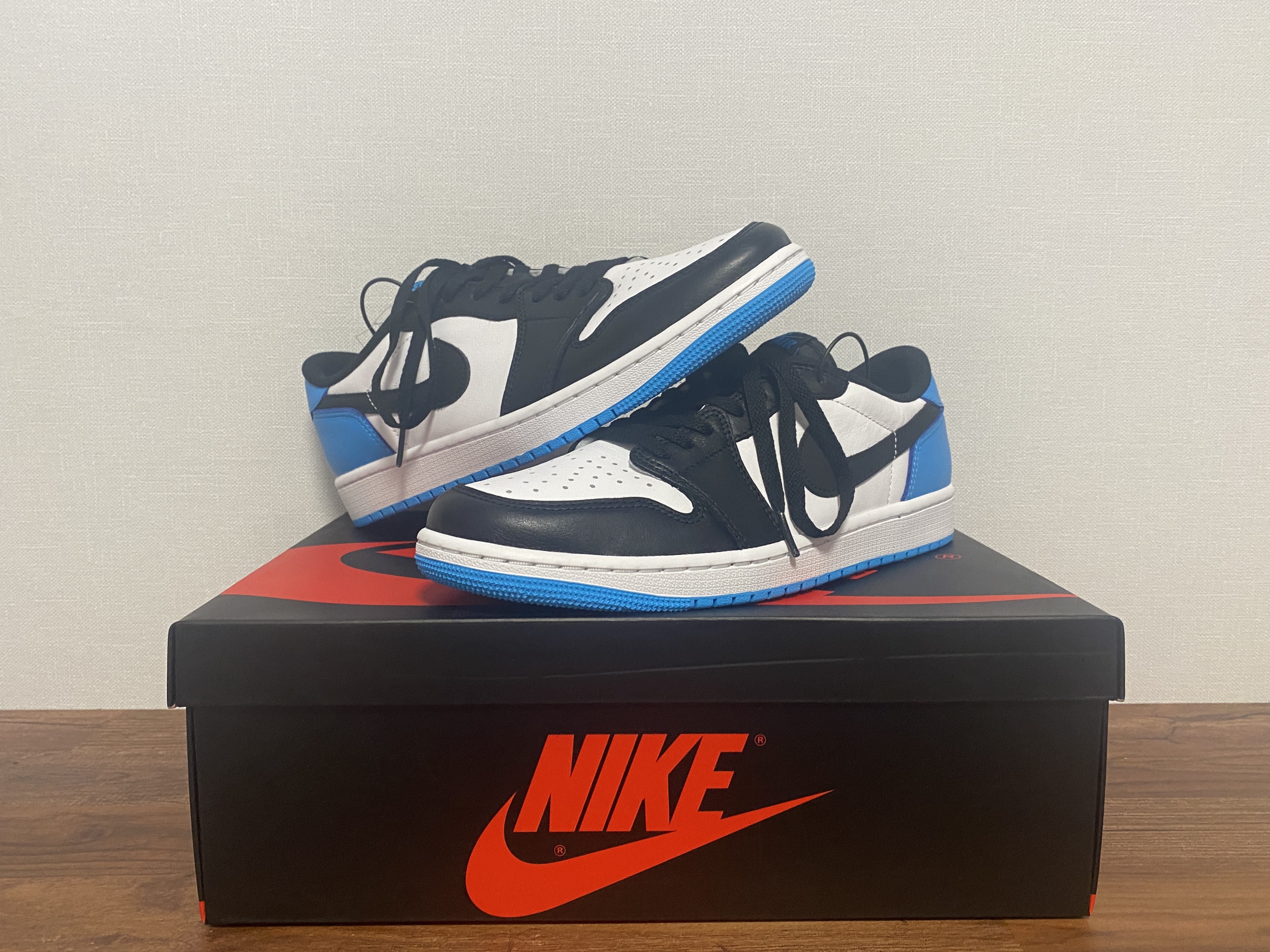 Jordan 1 Retro Low OG Black and Dark Powder Blue 착용 스타일 - 2