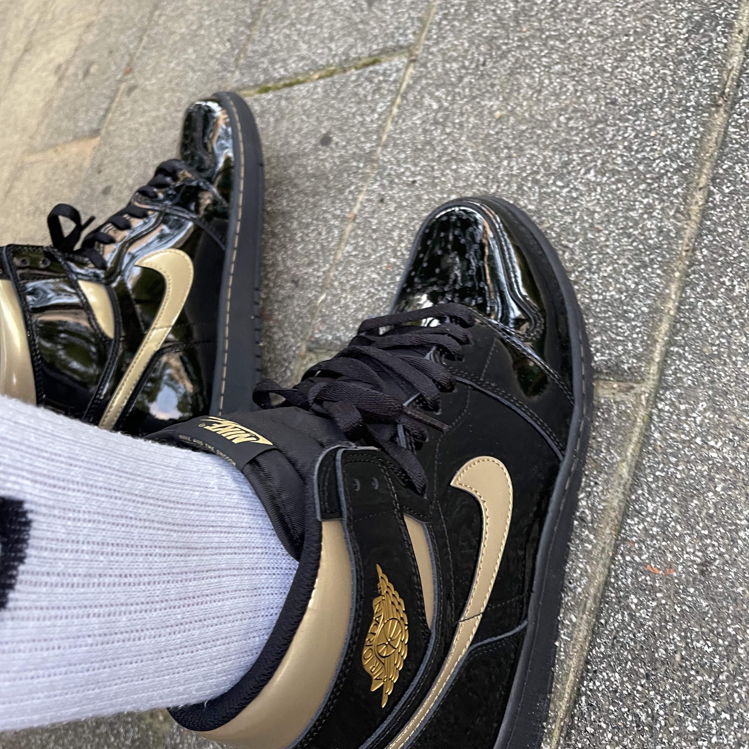 Jordan 1 Retro High OG Metallic Gold 착용 스타일 - 3