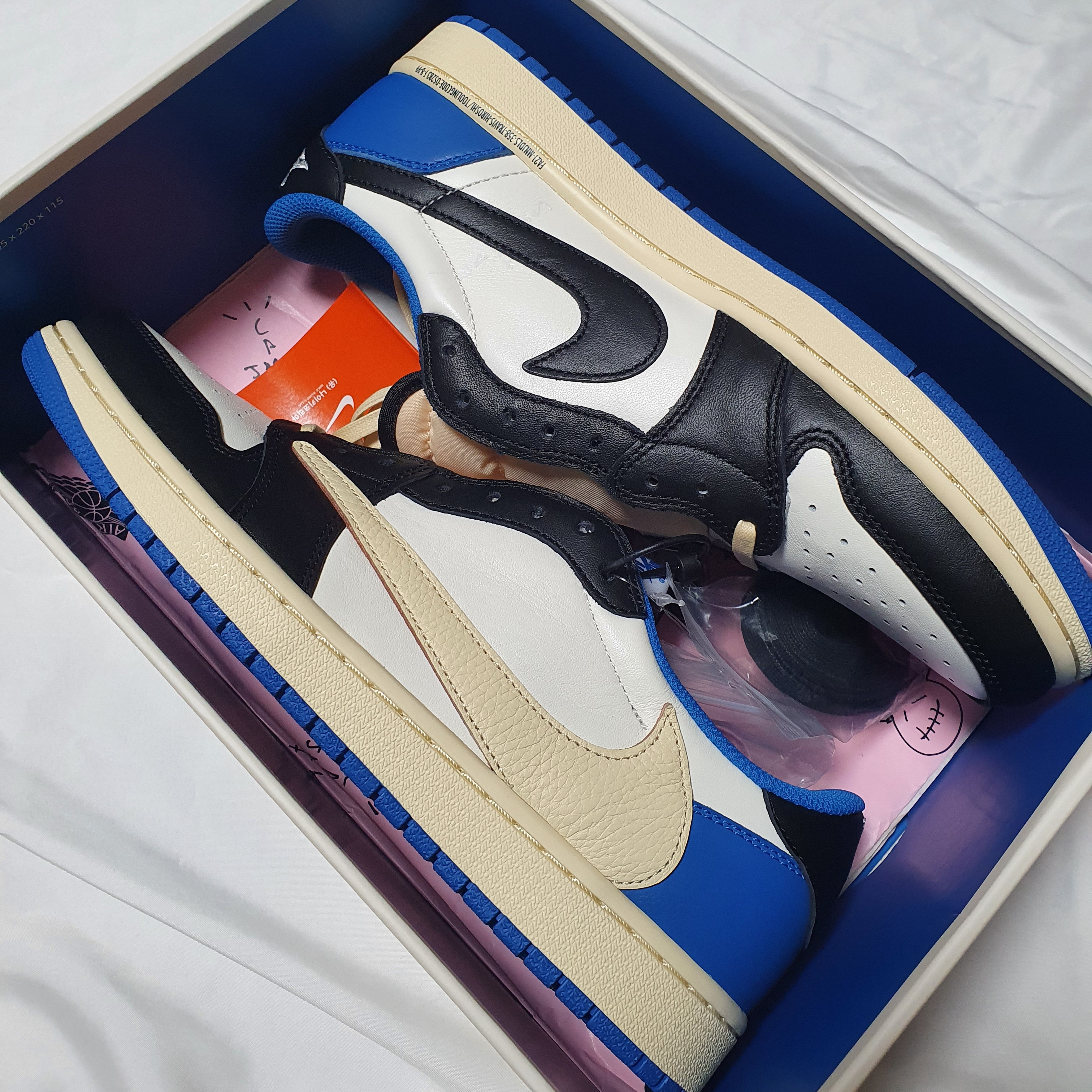 Jordan 1 x Travis Scott x Fragment Retro Low OG SP Military Blue 착용 스타일 - 1