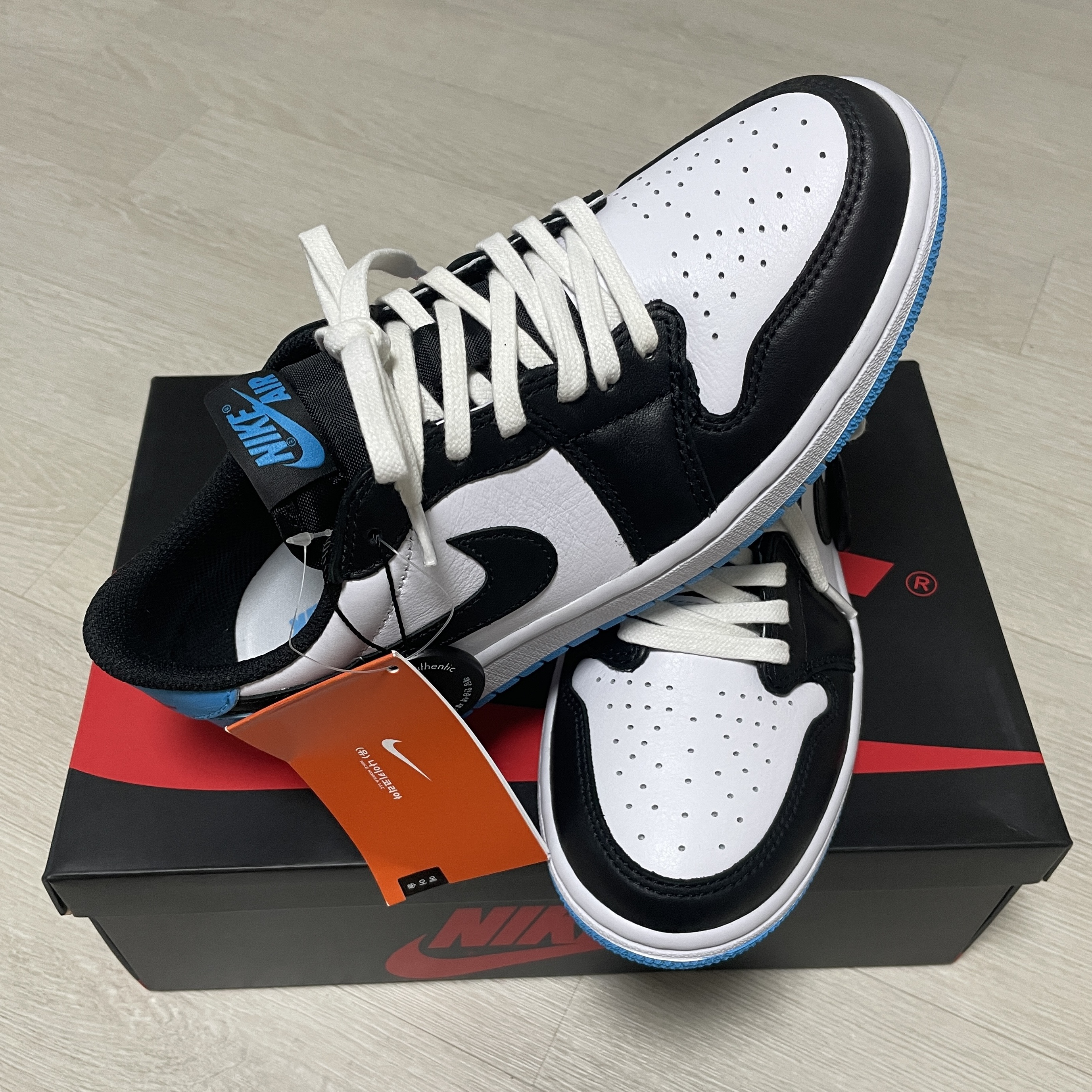(W) Jordan 1 Retro Low OG Black and Dark Powder Blue 착용 스타일 - 2