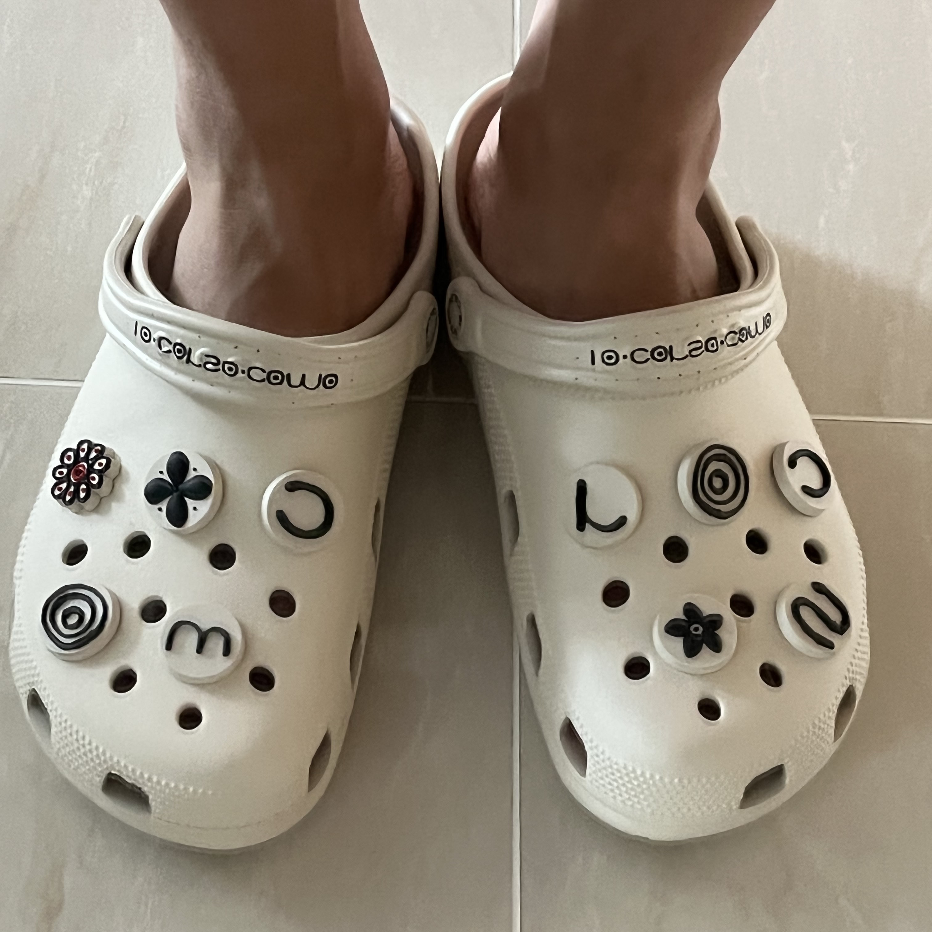 Crocs x 10 Corso Como Classic Clog Stucco 착용 스타일