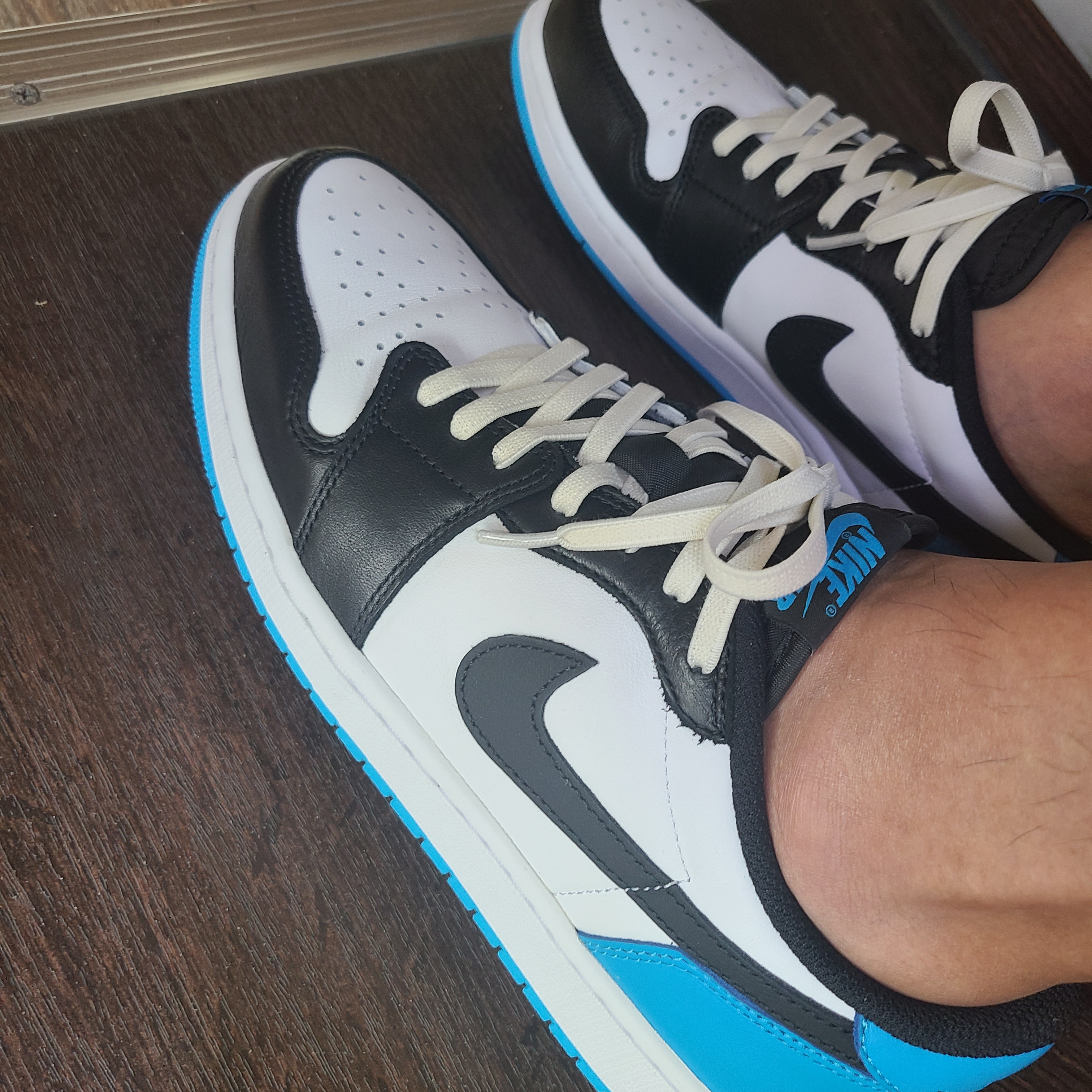 Jordan 1 Retro Low OG Black and Dark Powder Blue 착용 스타일