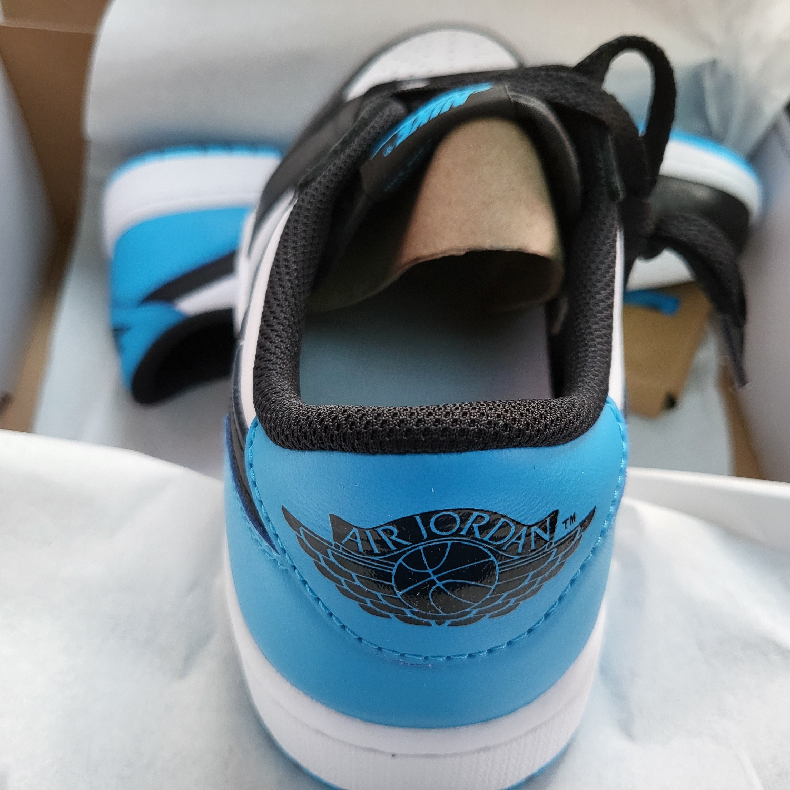 Jordan 1 Retro Low OG Black and Dark Powder Blue 착용 스타일 - 2