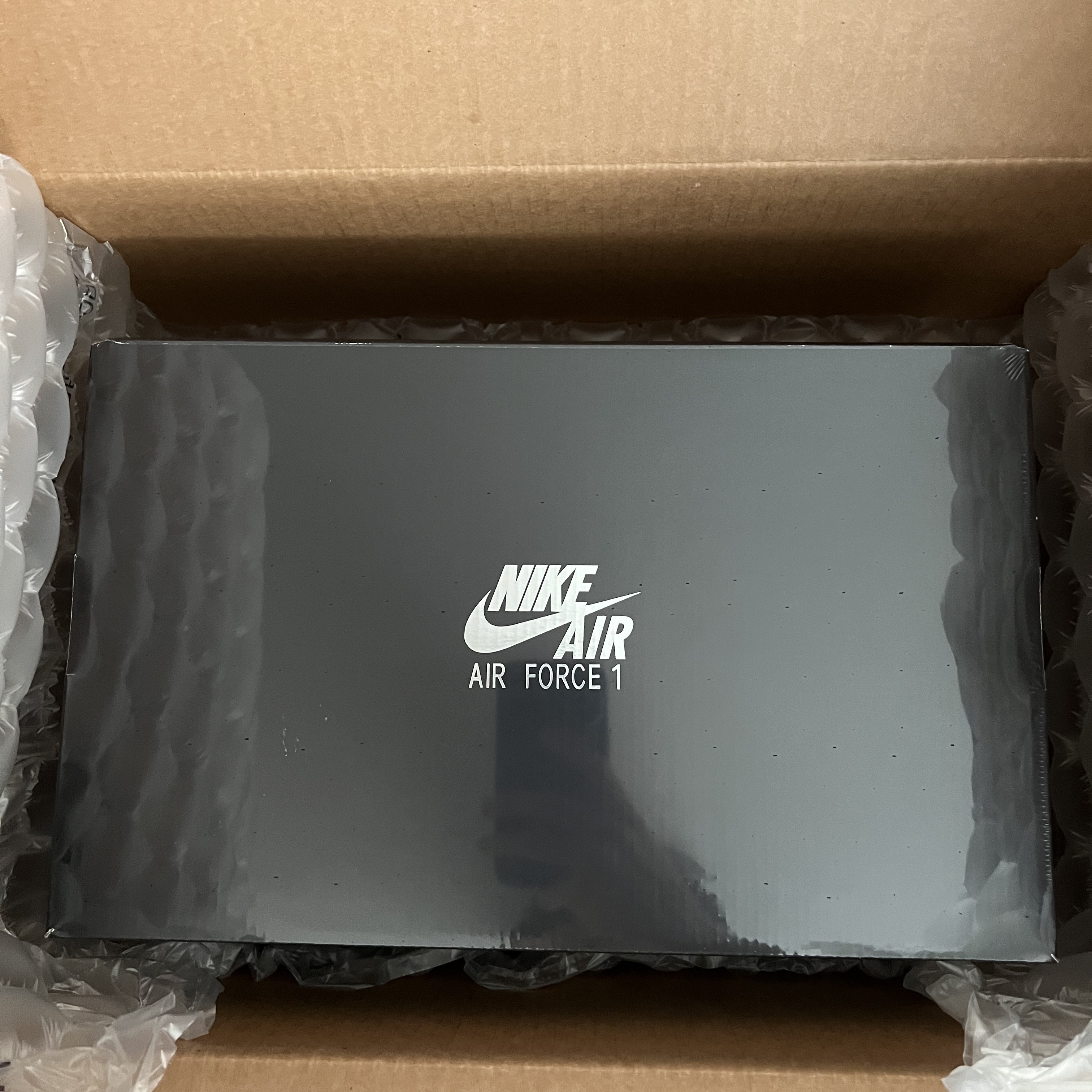 Nike Air Force 1 '07 LV8 Athletic Club Black Dark Sulfur 착용 스타일 - 1