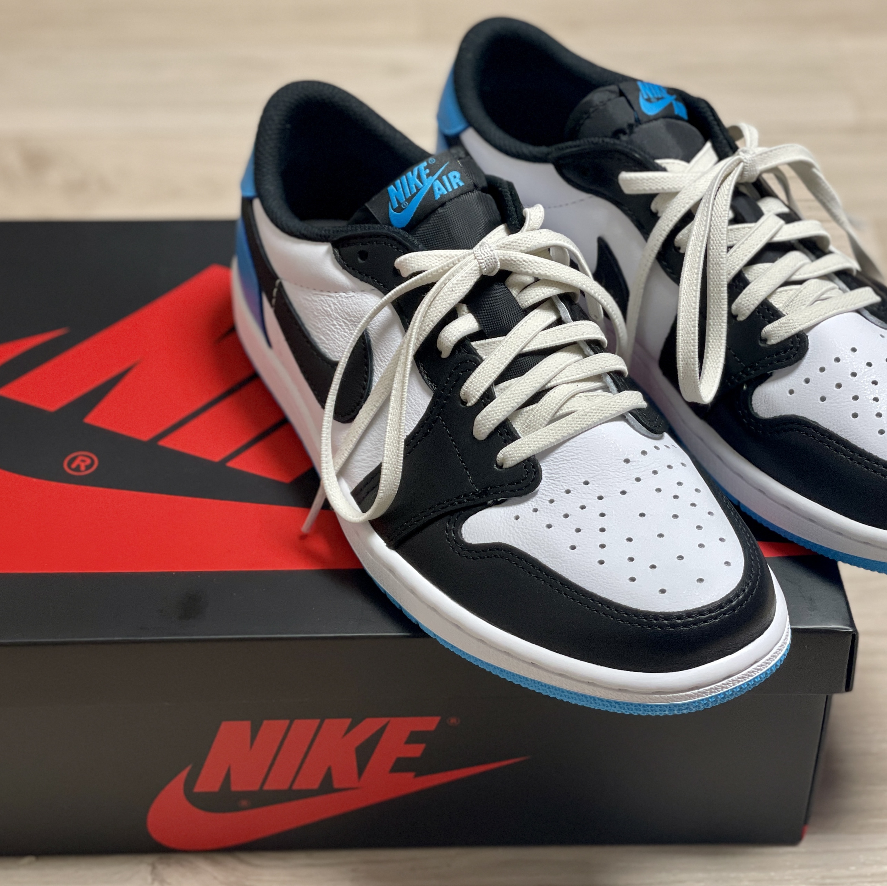 Jordan 1 Retro Low OG Black and Dark Powder Blue 착용 스타일