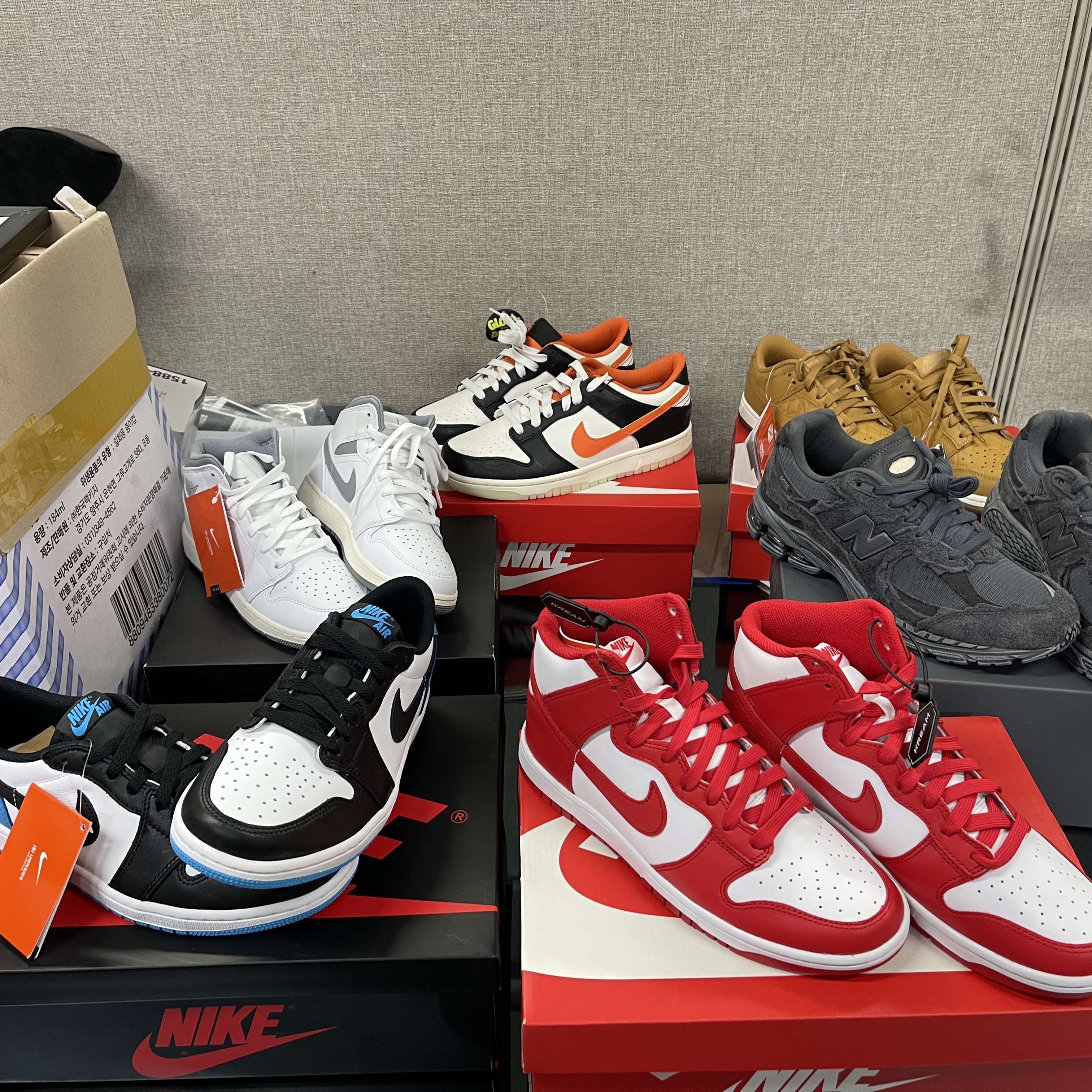 Nike Dunk High Retro Championship White and Red, New Balance 2002R Protection Pack Phantom 착용 스타일