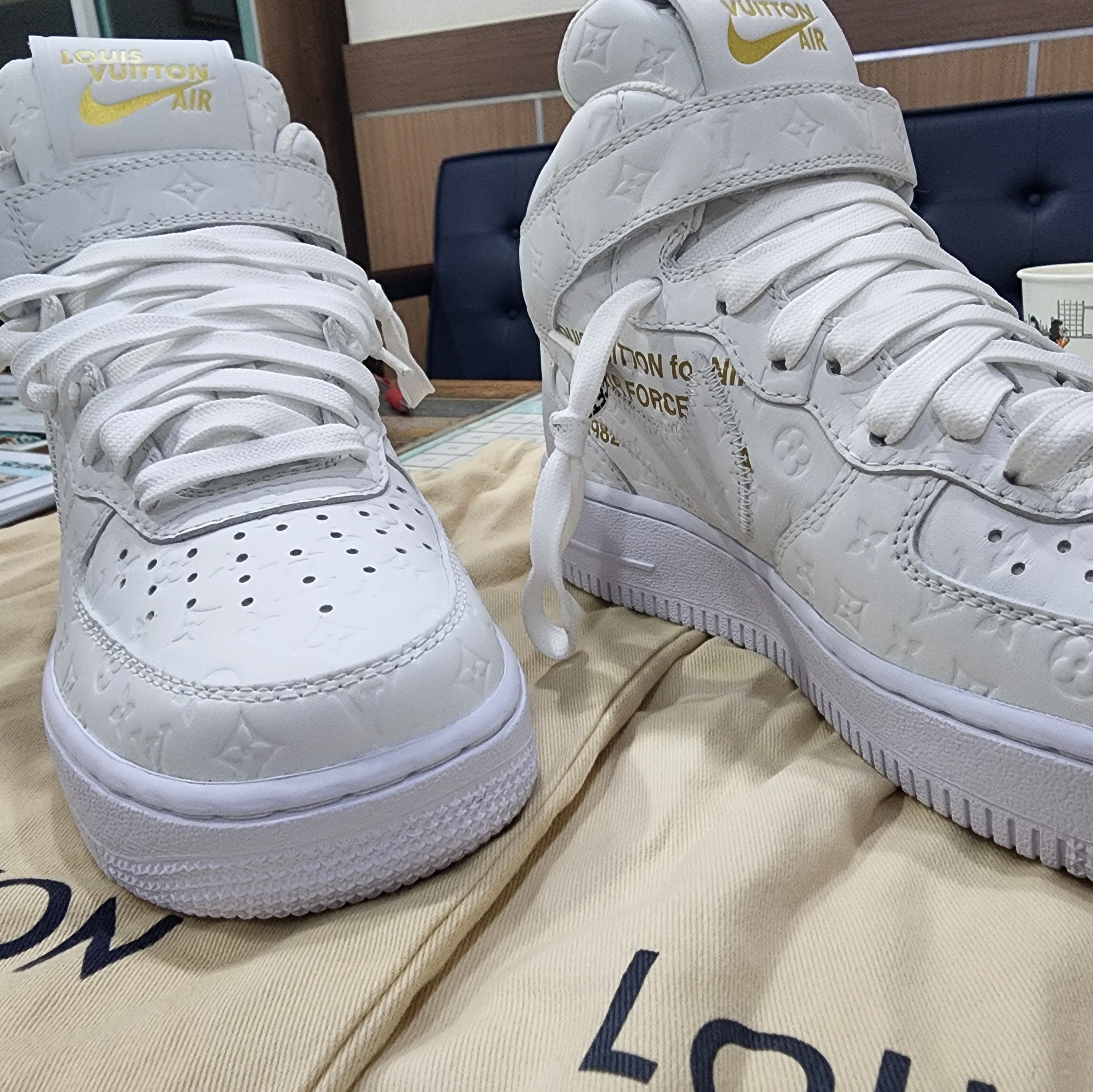 Louis Vuitton x Nike Air Force 1 Mid by Virgil Abloh White 착용 스타일 - 1