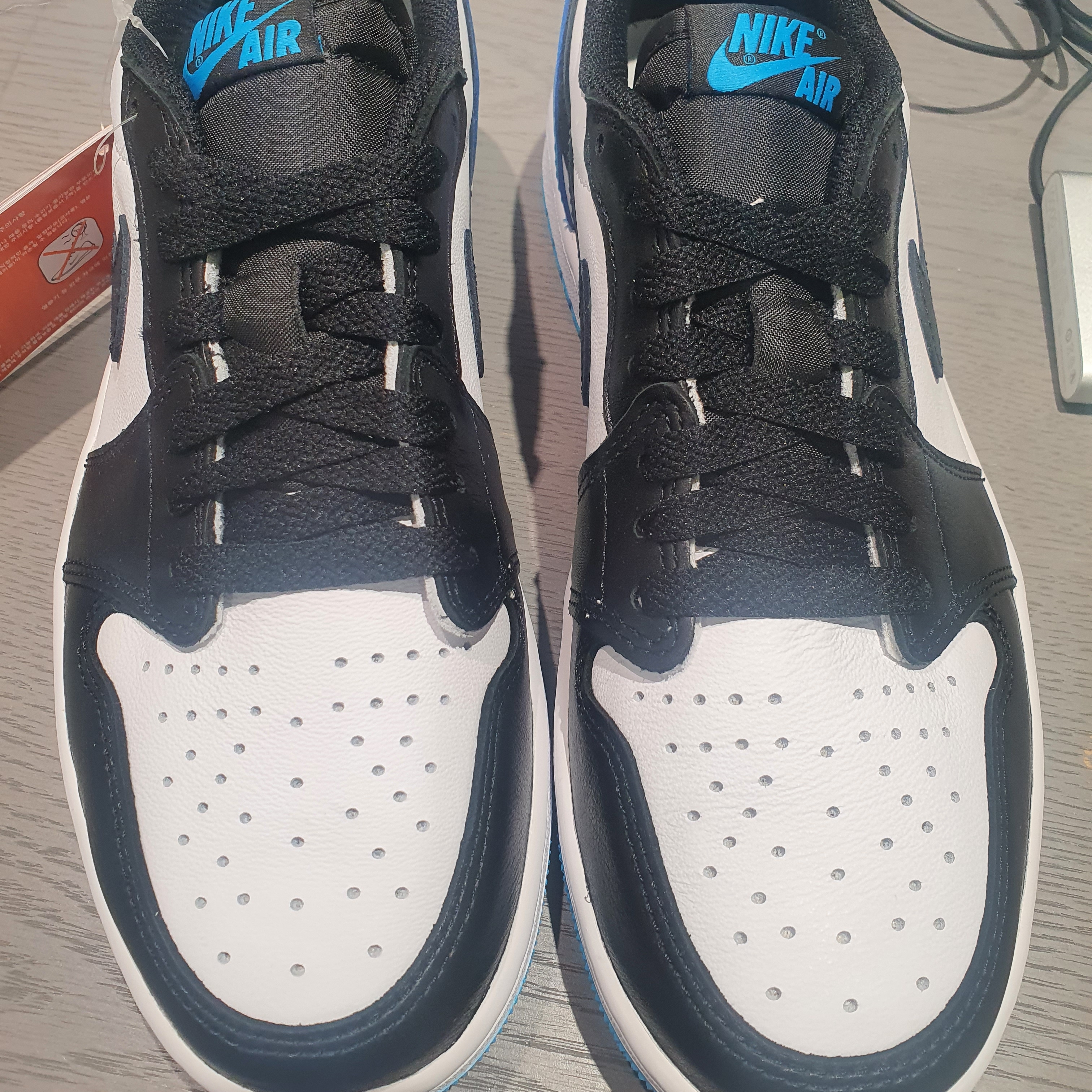 Jordan 1 Retro Low OG Black and Dark Powder Blue 착용 스타일 - 3