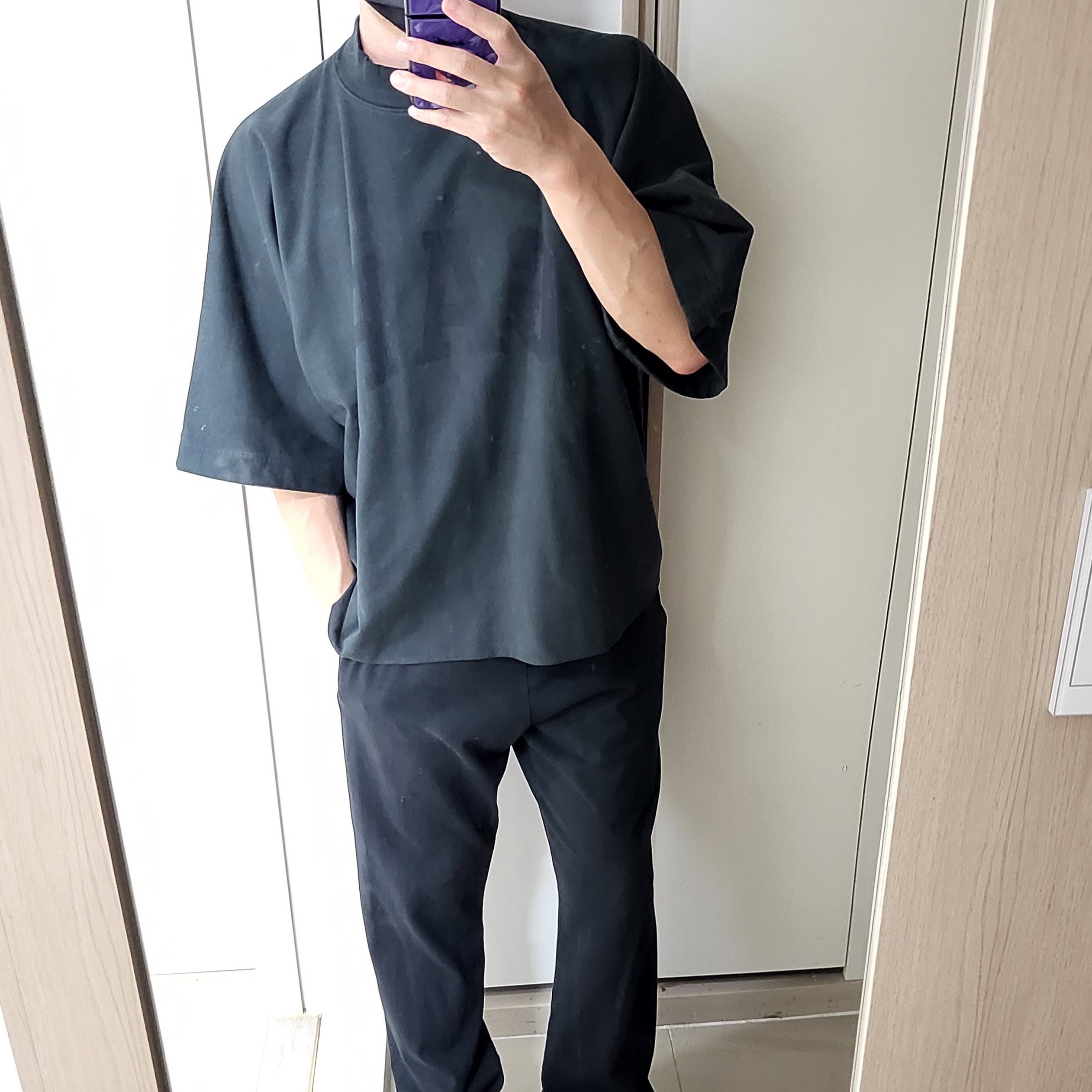 Yeezy Gap Engineered By Balenciaga Dove No Seam T-Shirt Black, Yeezy Gap Engineered By Balenciaga Dove No Seam T-Shirt Washed Black 착용 스타일 - 2