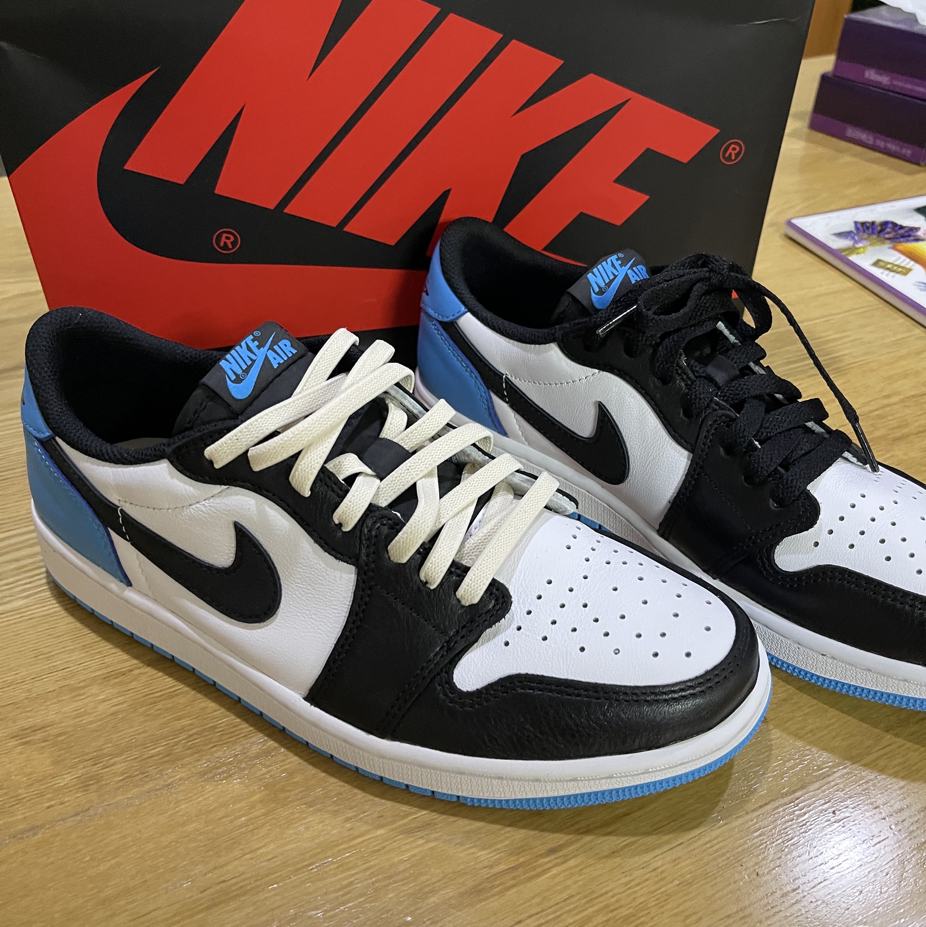 Jordan 1 Retro Low OG Black and Dark Powder Blue 착용 스타일 - 2