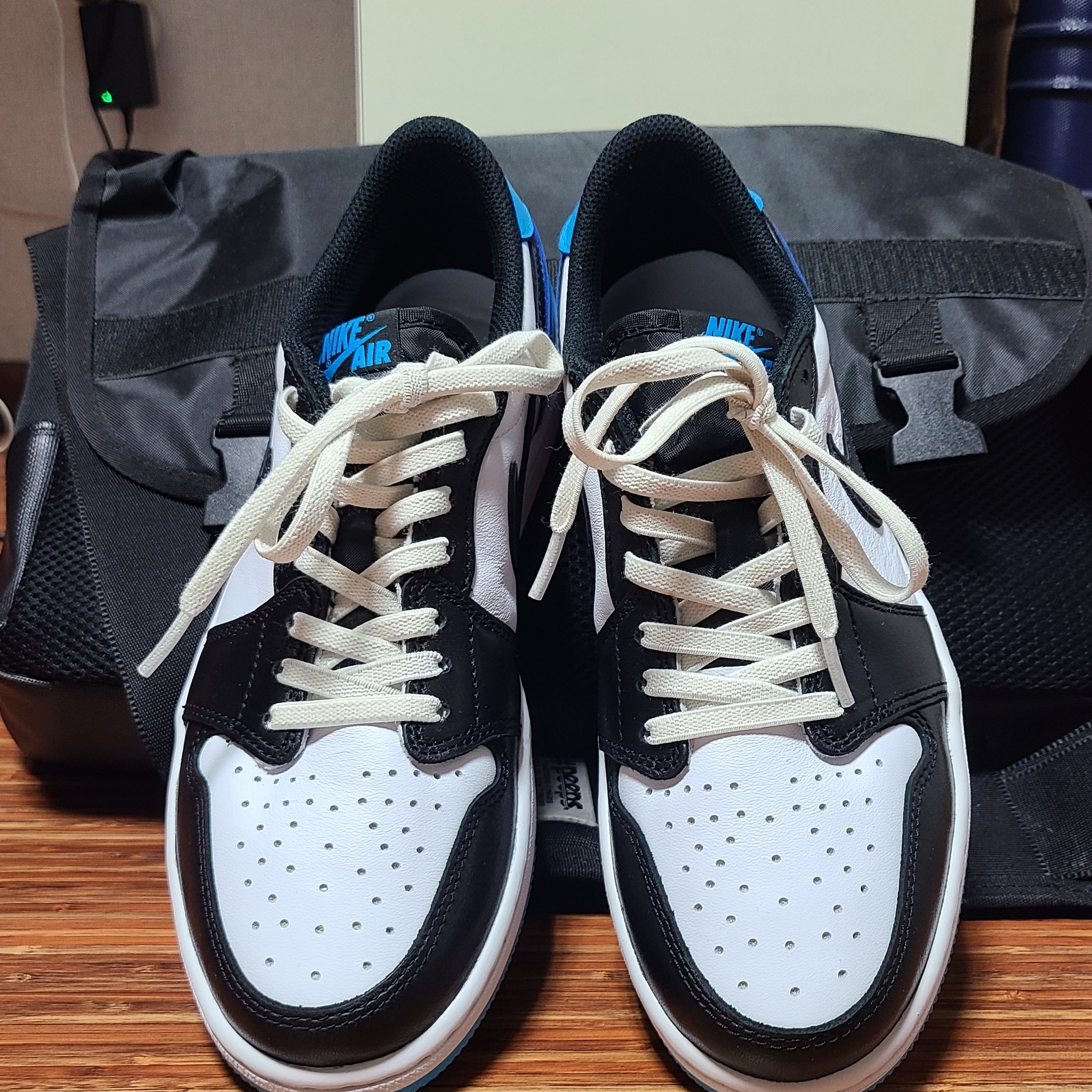 Jordan 1 Retro Low OG Black and Dark Powder Blue 착용 스타일