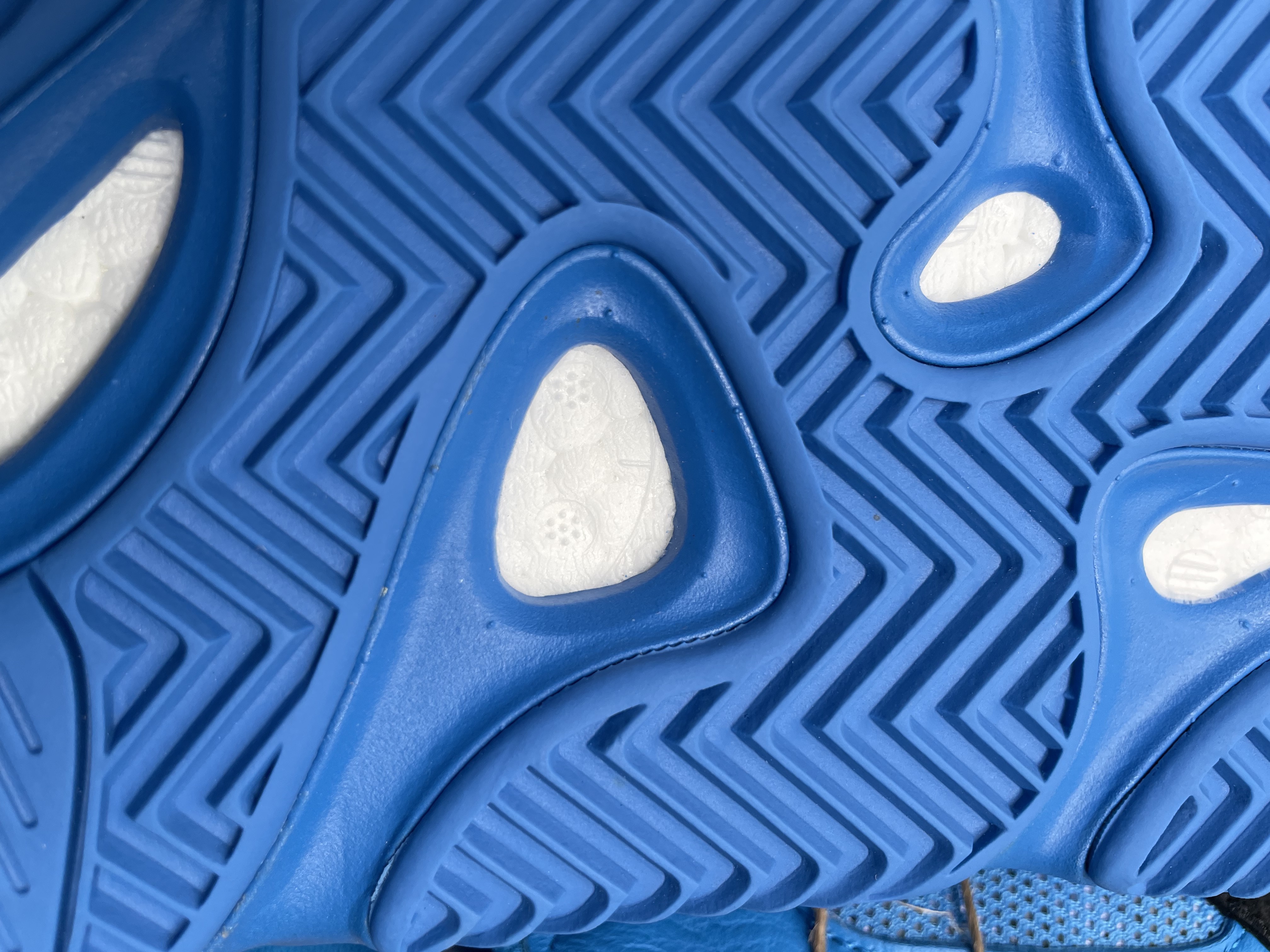 Adidas Yeezy Boost 700 Hi-Res Blue 착용 스타일 - 5