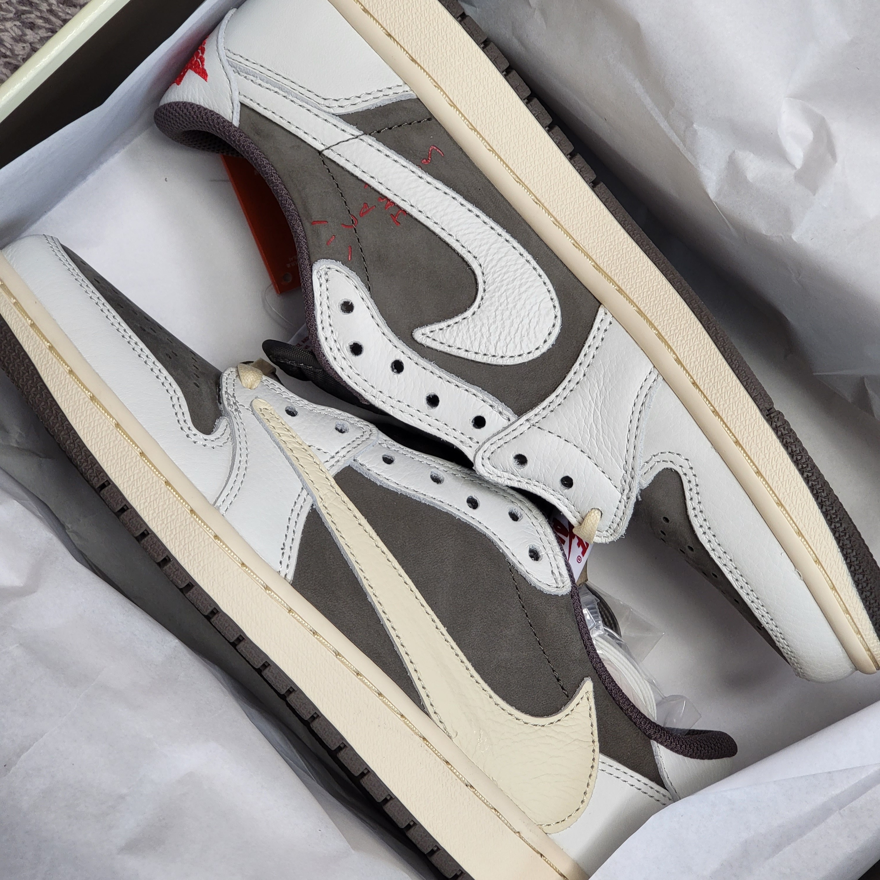 Jordan 1 x Travis Scott Retro Low OG SP Sail and Ridgerock 착용 스타일 - 3