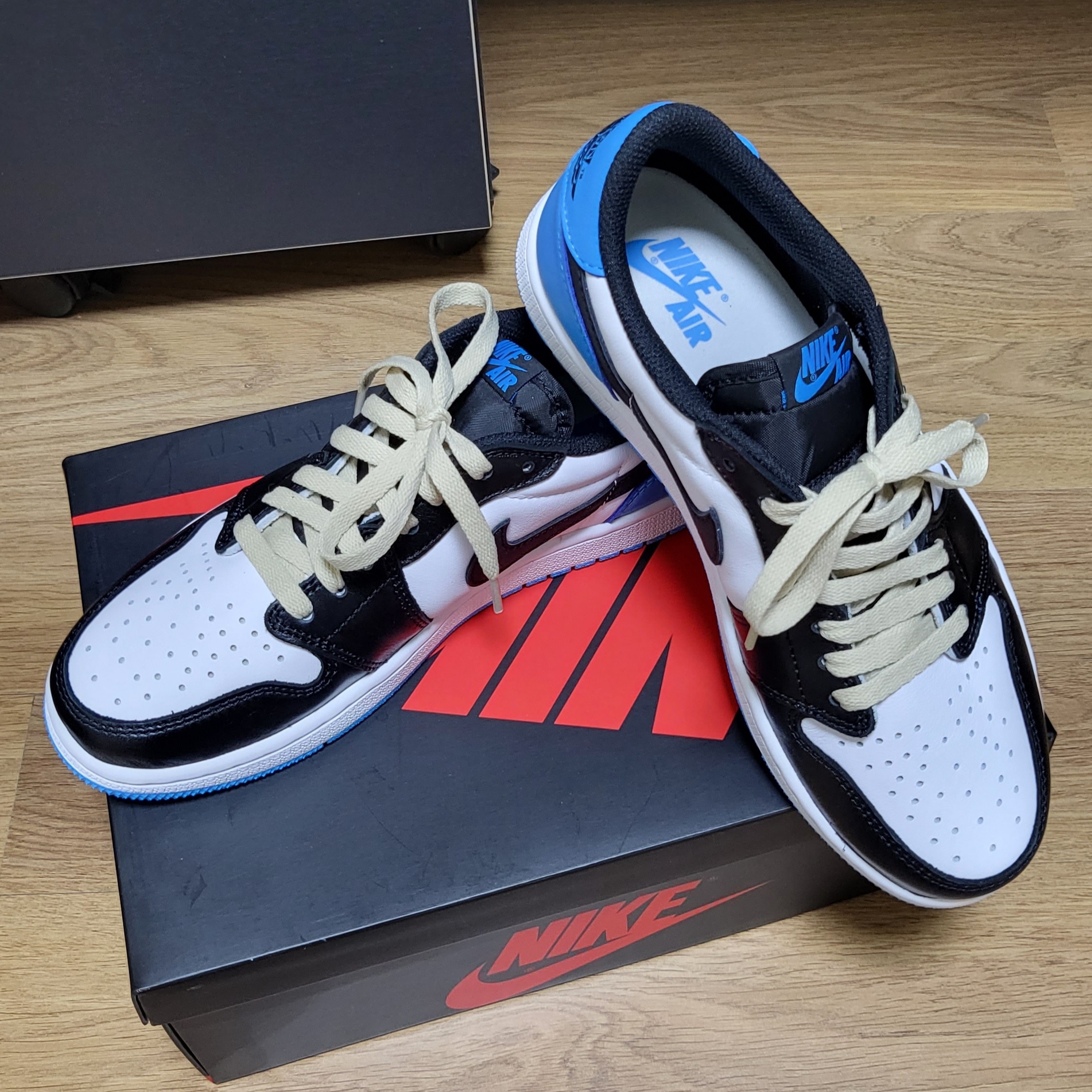 Jordan 1 Retro Low OG Black and Dark Powder Blue 착용 스타일