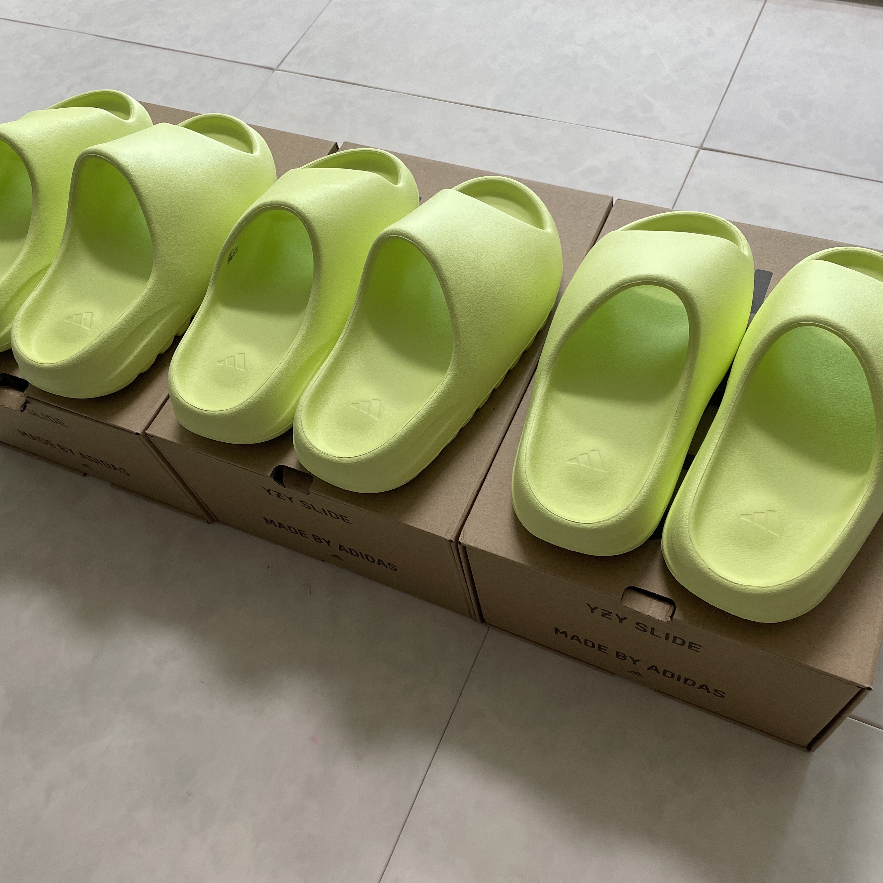 Adidas Yeezy Slide Glow Green 2022/2023 착용 스타일 - 2