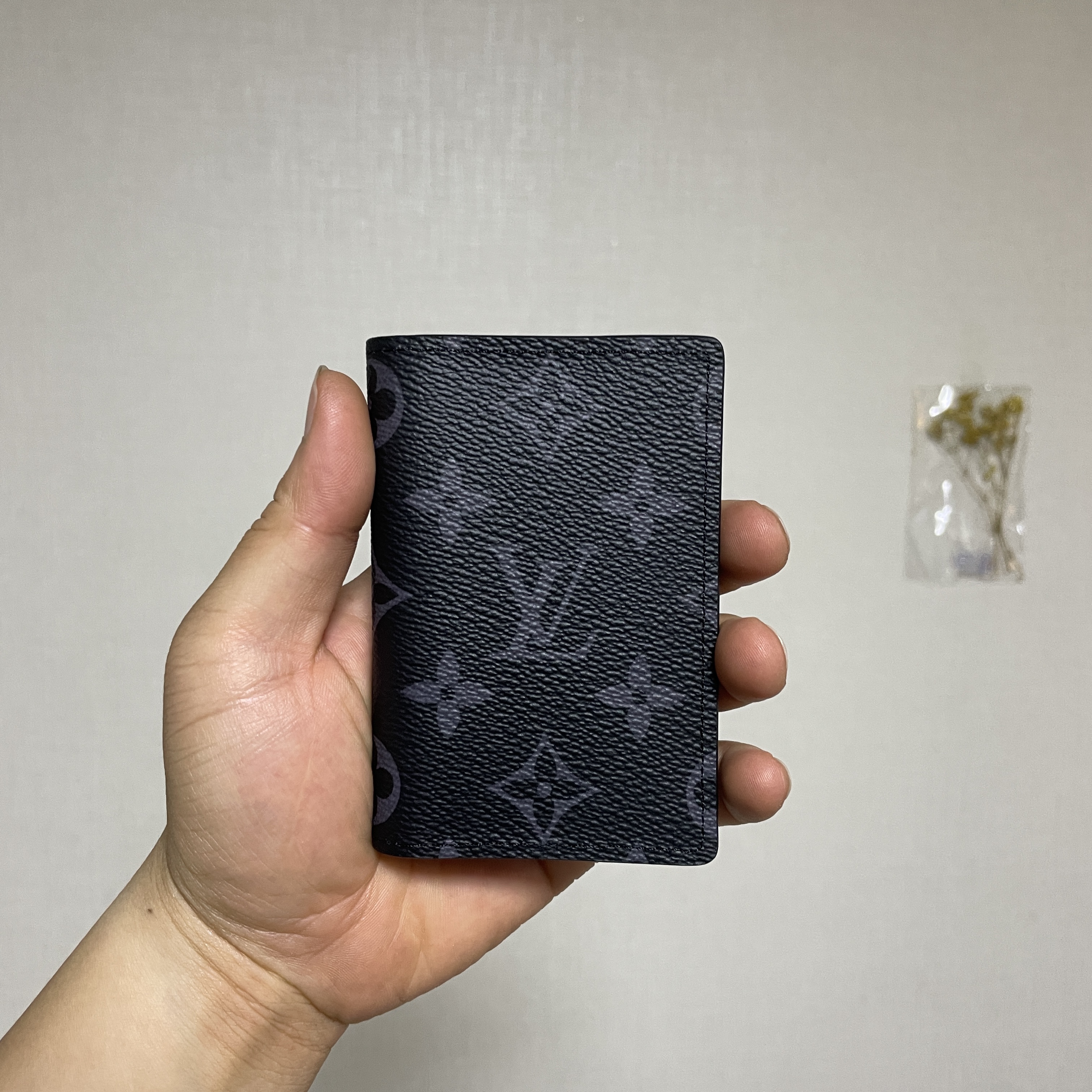 Louis Vuitton Pocket Organizer Monogram Eclipse 착용 스타일