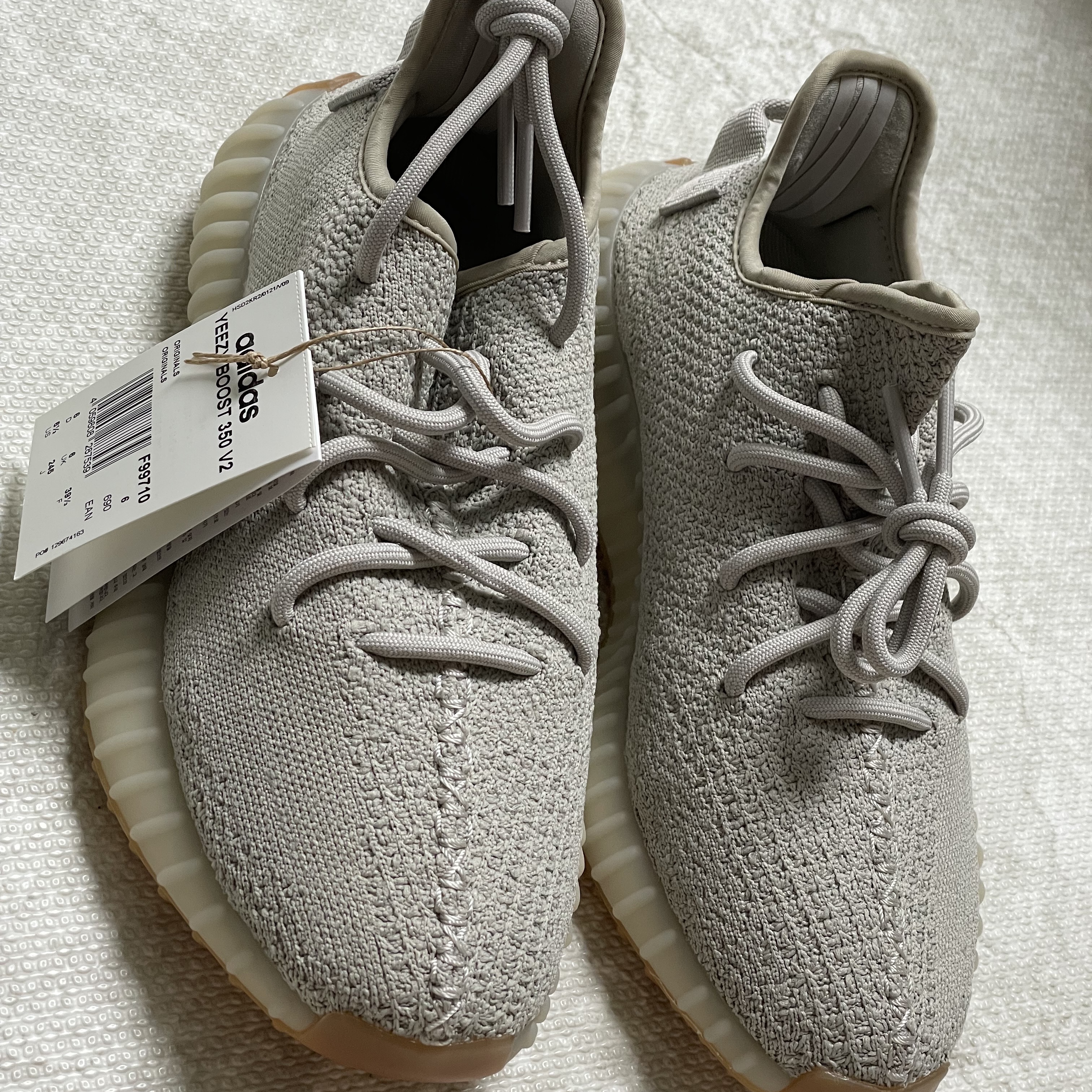 Adidas Yeezy Boost 350 V2 Sesame 2022 착용 스타일 - 2