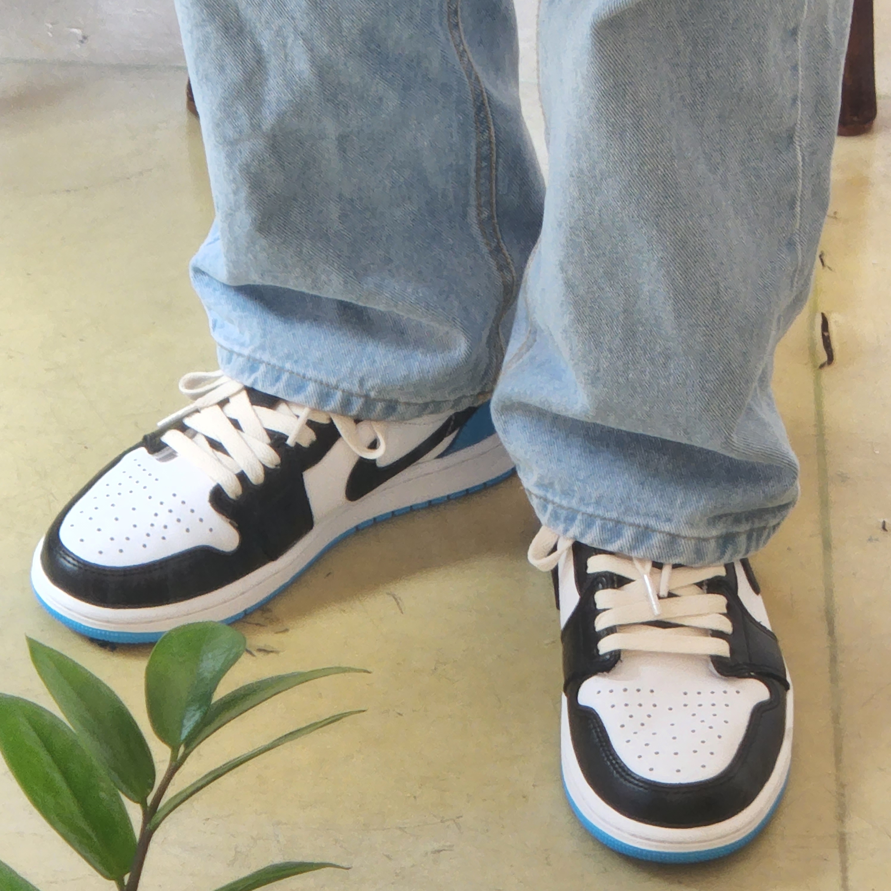Jordan 1 Retro Low OG Black and Dark Powder Blue 착용 스타일