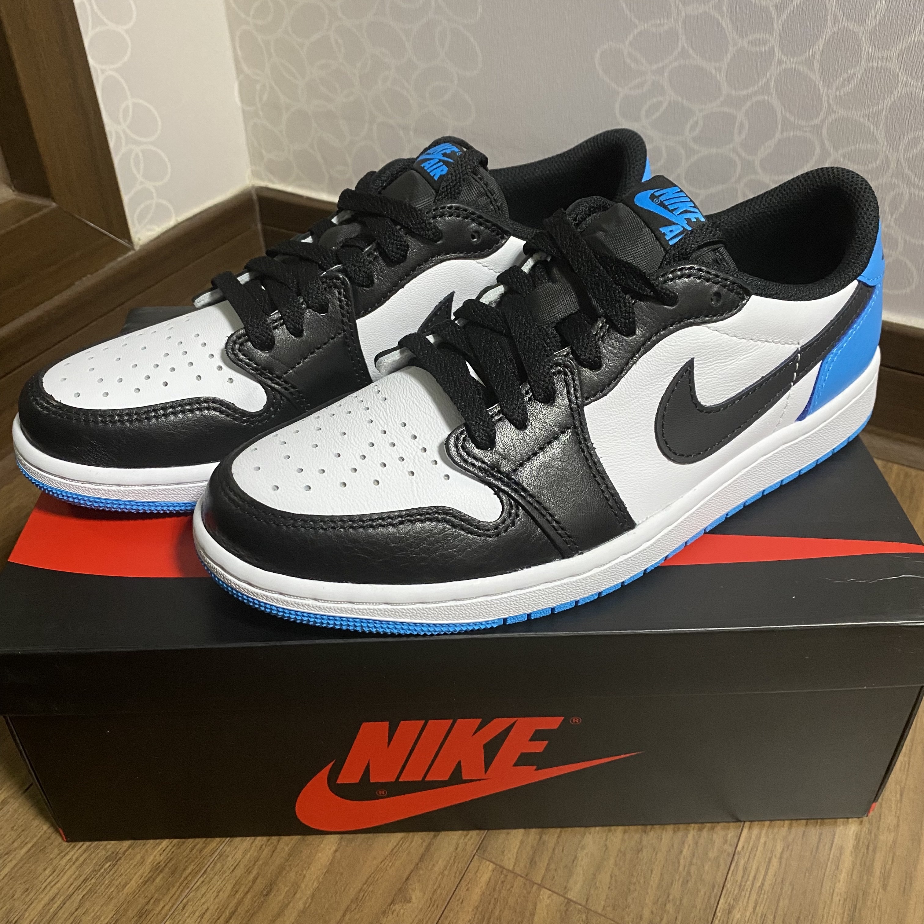 Jordan 1 Retro Low OG Black and Dark Powder Blue 착용 스타일