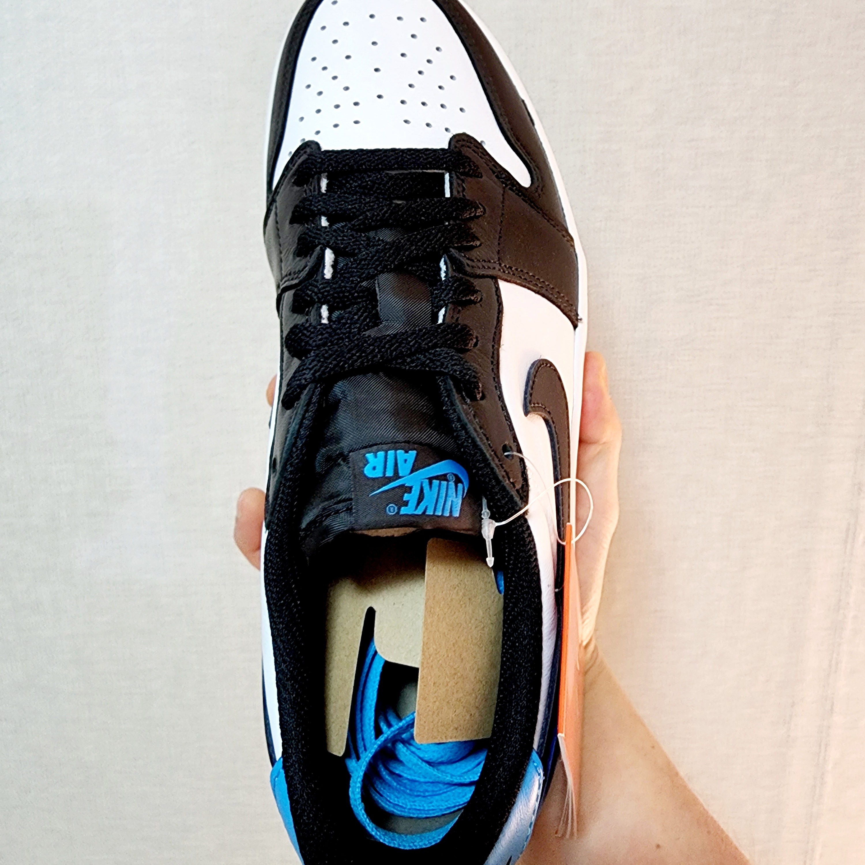 Jordan 1 Retro Low OG Black and Dark Powder Blue 착용 스타일 - 3