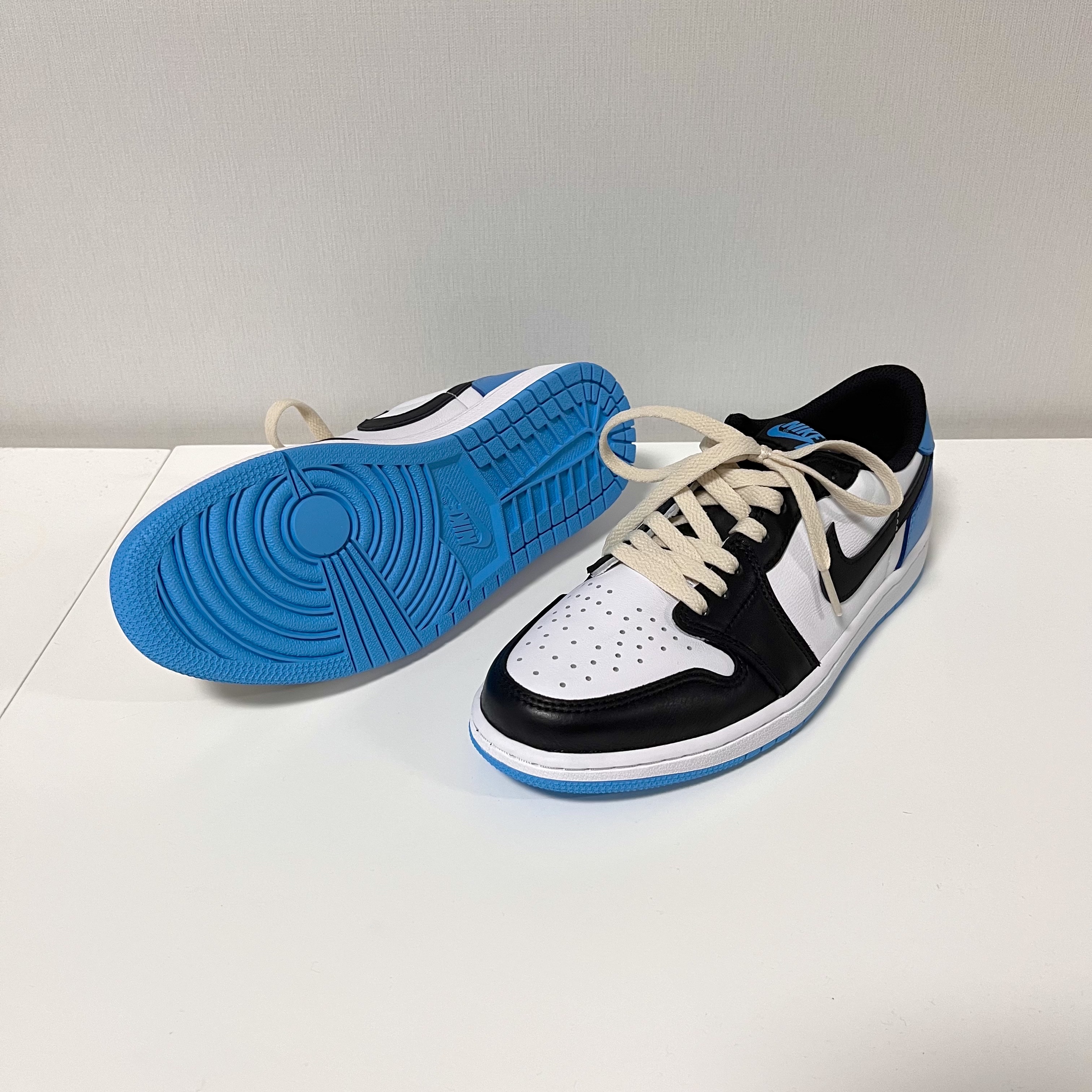 Jordan 1 Retro Low OG Black and Dark Powder Blue 착용 스타일 - 1